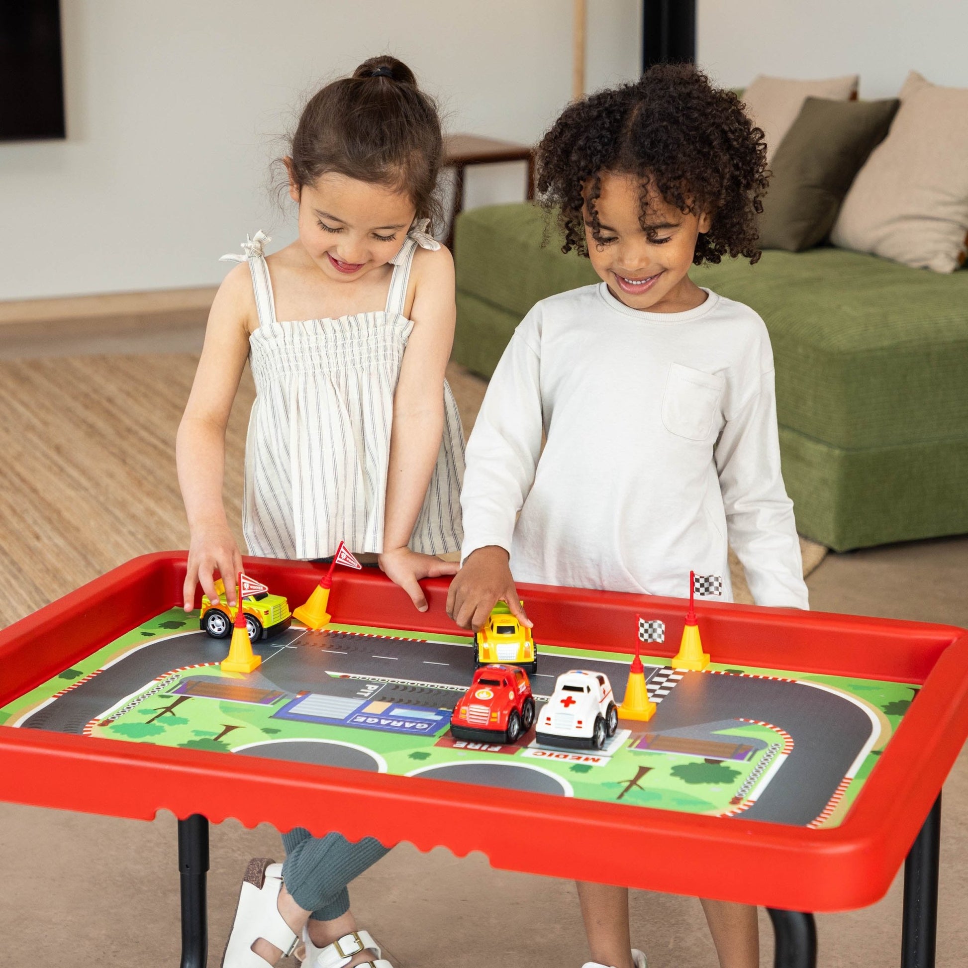 Playhouse - Play Tray Set - City & Race 2 speelmatten + 4 auto's + 4 x kegels en vlaggen - Playlaan