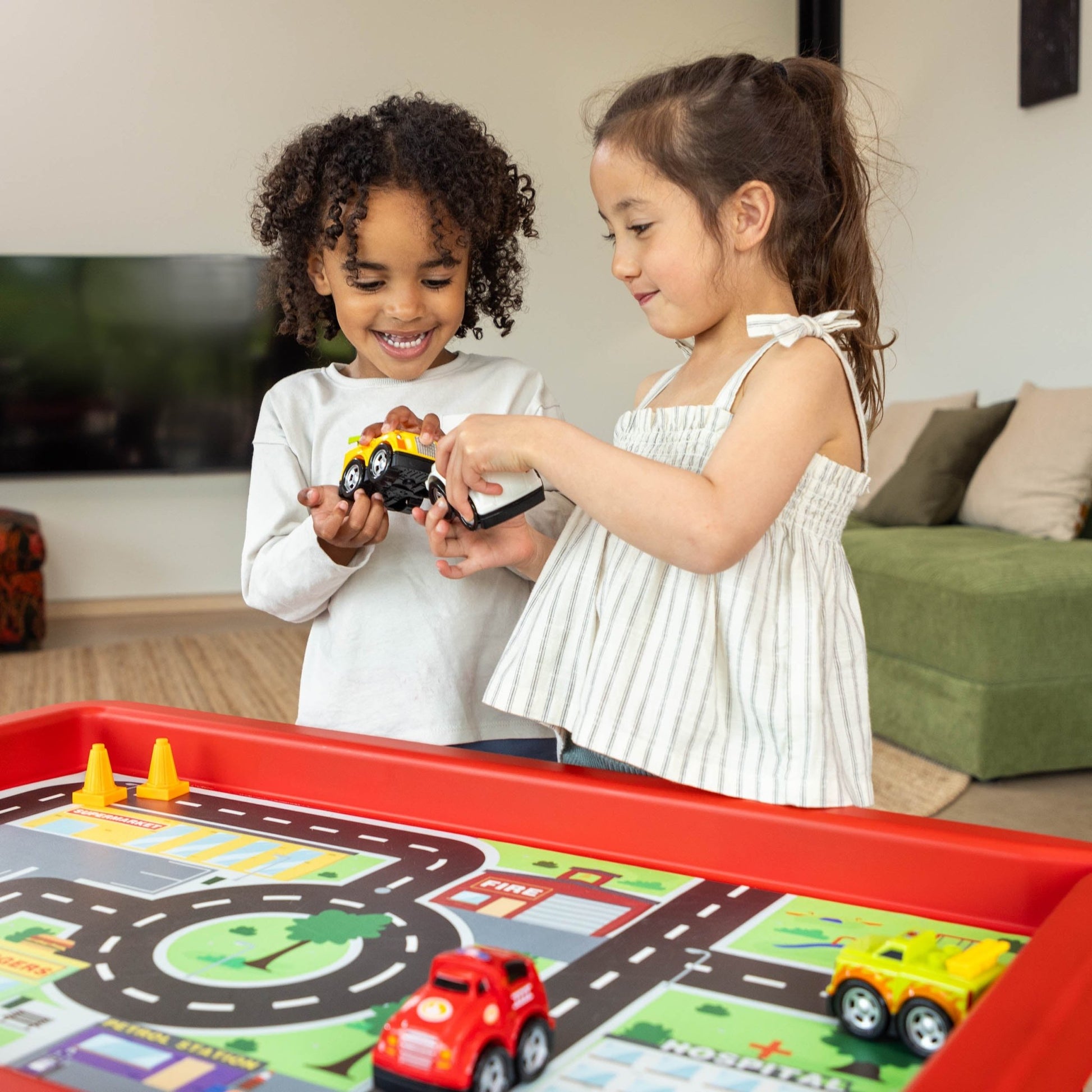 Playhouse - Play Tray Set - City & Race 2 speelmatten + 4 auto's + 4 x kegels en vlaggen - Playlaan