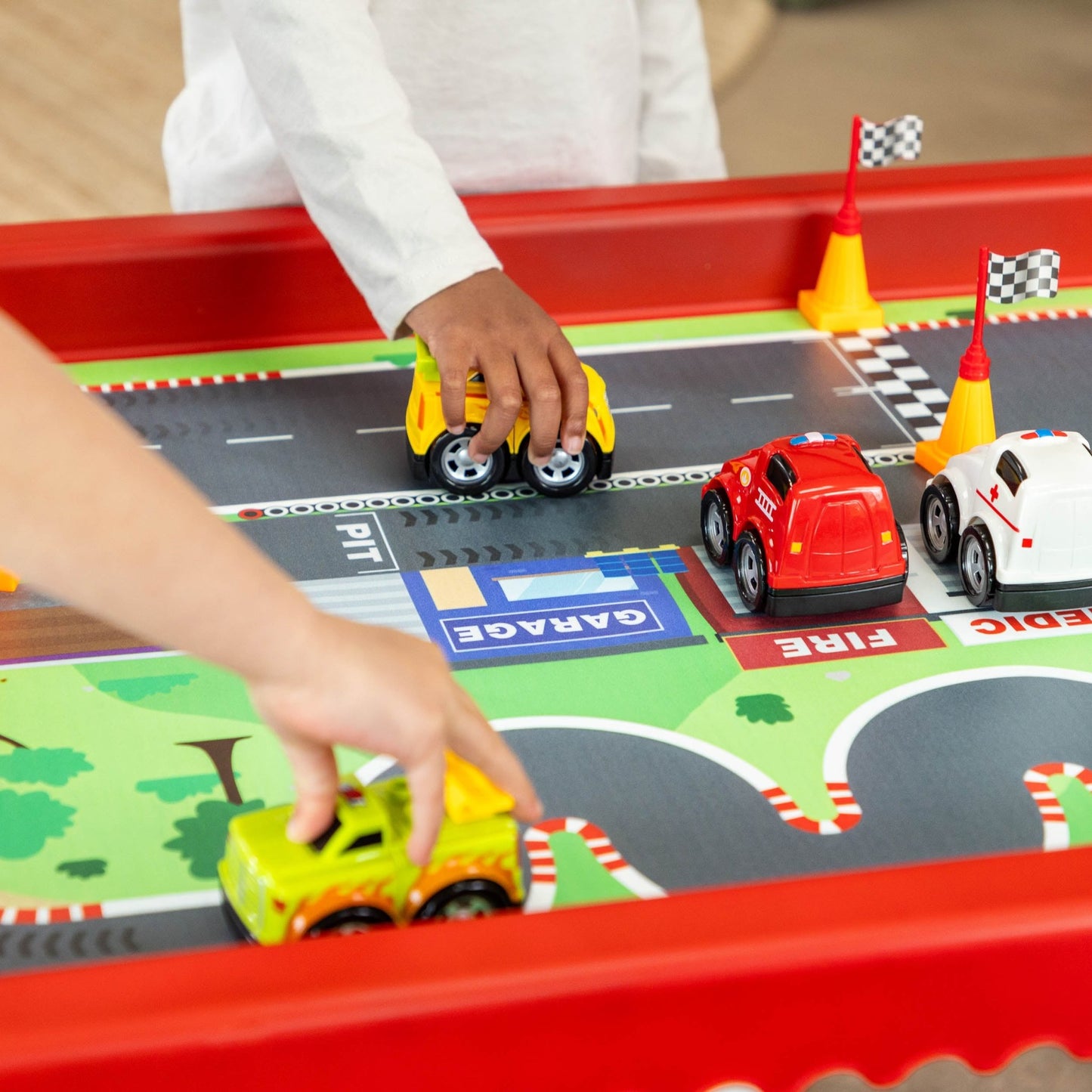 Playhouse - Play Tray Set - City & Race 2 speelmatten + 4 auto's + 4 x kegels en vlaggen - Playlaan