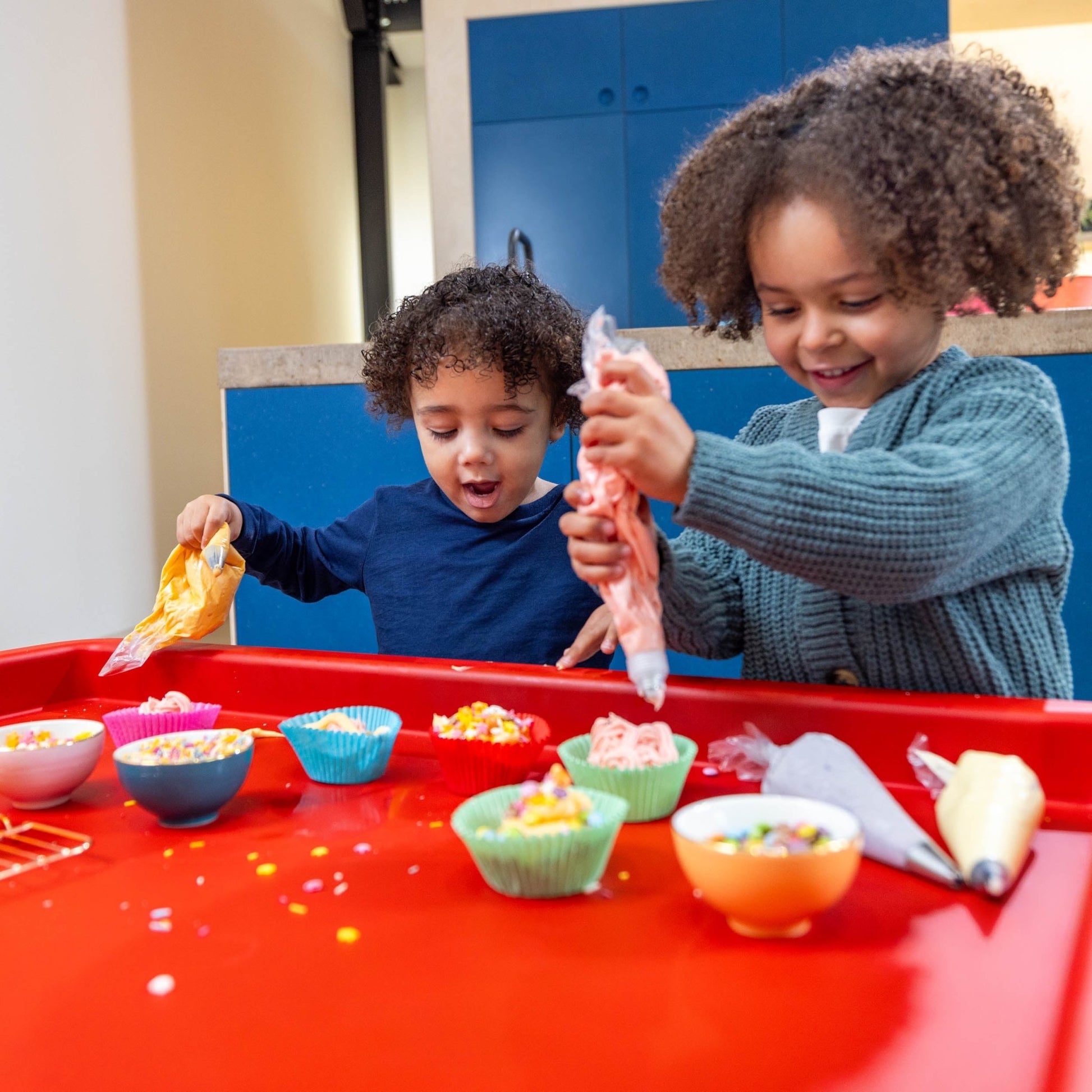 Playhouse - PlayTray - Activiteitentafel rood + Verstelbaar onderstel set - Playlaan