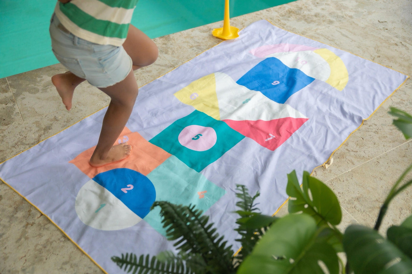 Quut - Quut - Strandlaken Speelhanddoek L (180 x 100cm) - Hinkelspel - Playlaan