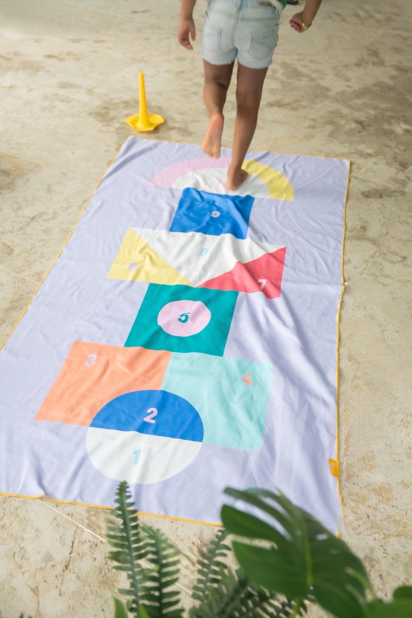 Quut - Quut - Strandlaken Speelhanddoek L (180 x 100cm) - Hinkelspel - Playlaan