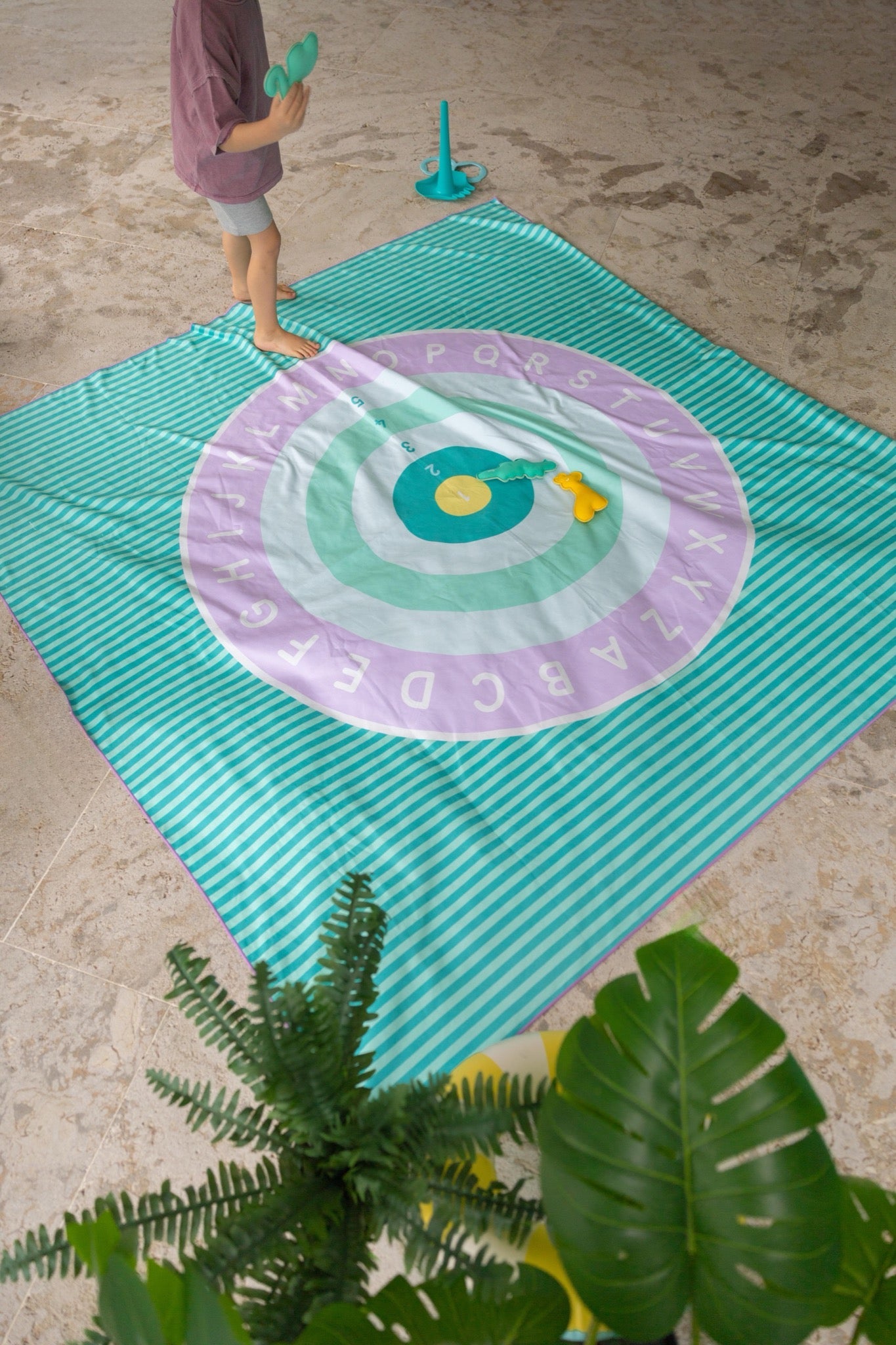 Quut - Quut - Strandlaken Speelhanddoekl XL (180 x 180cm) - Alfabet Bullseye - Playlaan