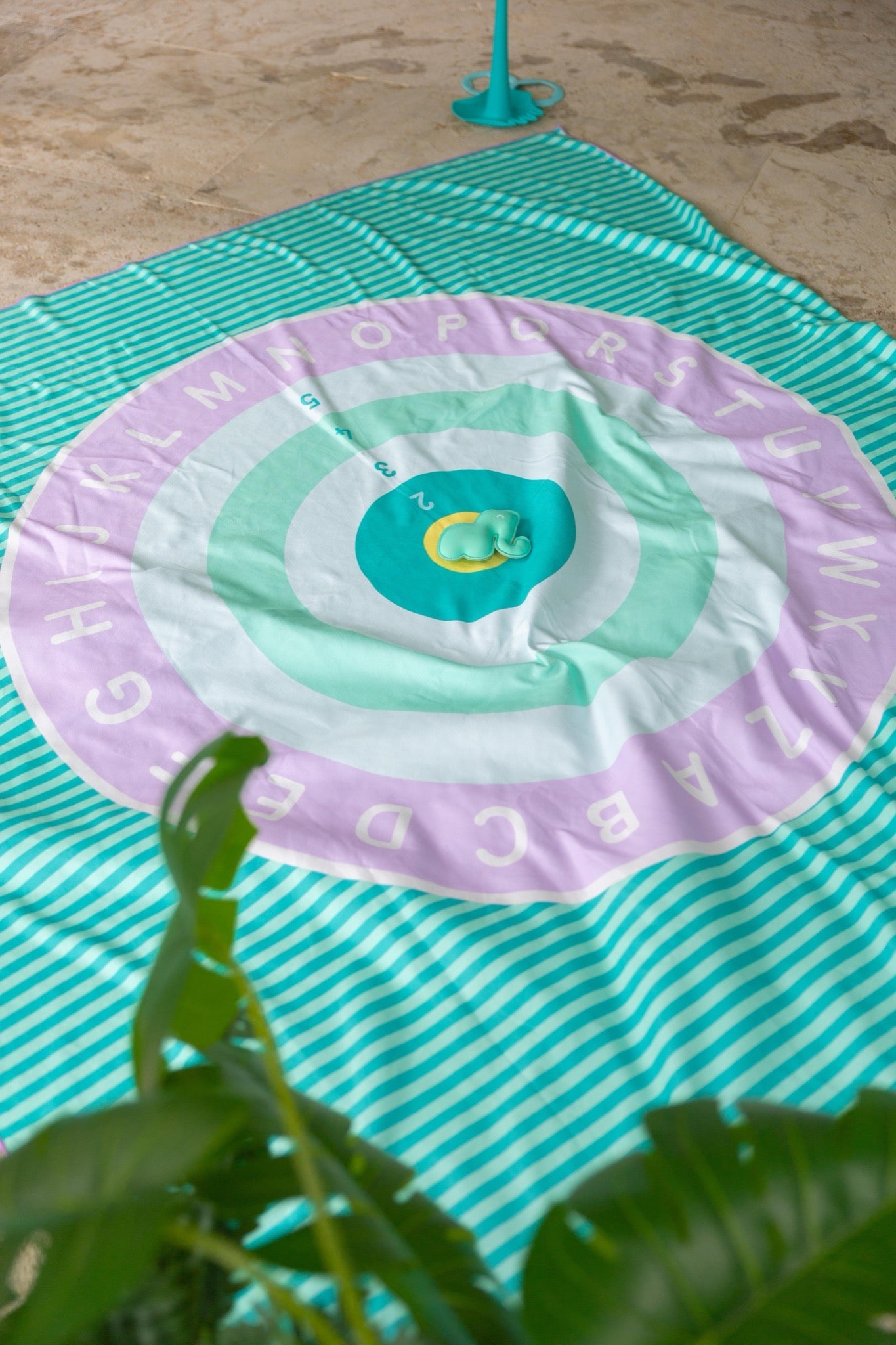 Quut - Quut - Strandlaken Speelhanddoekl XL (180 x 180cm) - Alfabet Bullseye - Playlaan