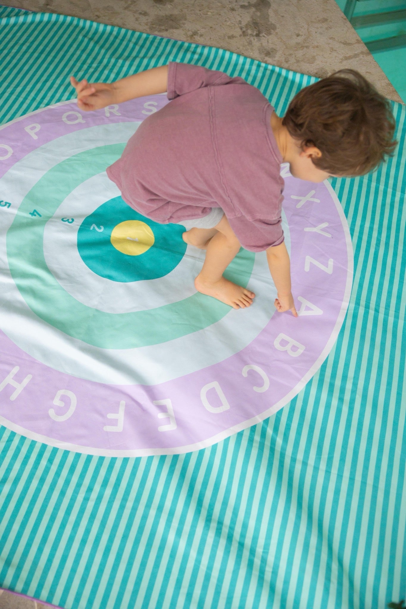 Quut - Quut - Strandlaken Speelhanddoekl XL (180 x 180cm) - Alfabet Bullseye - Playlaan