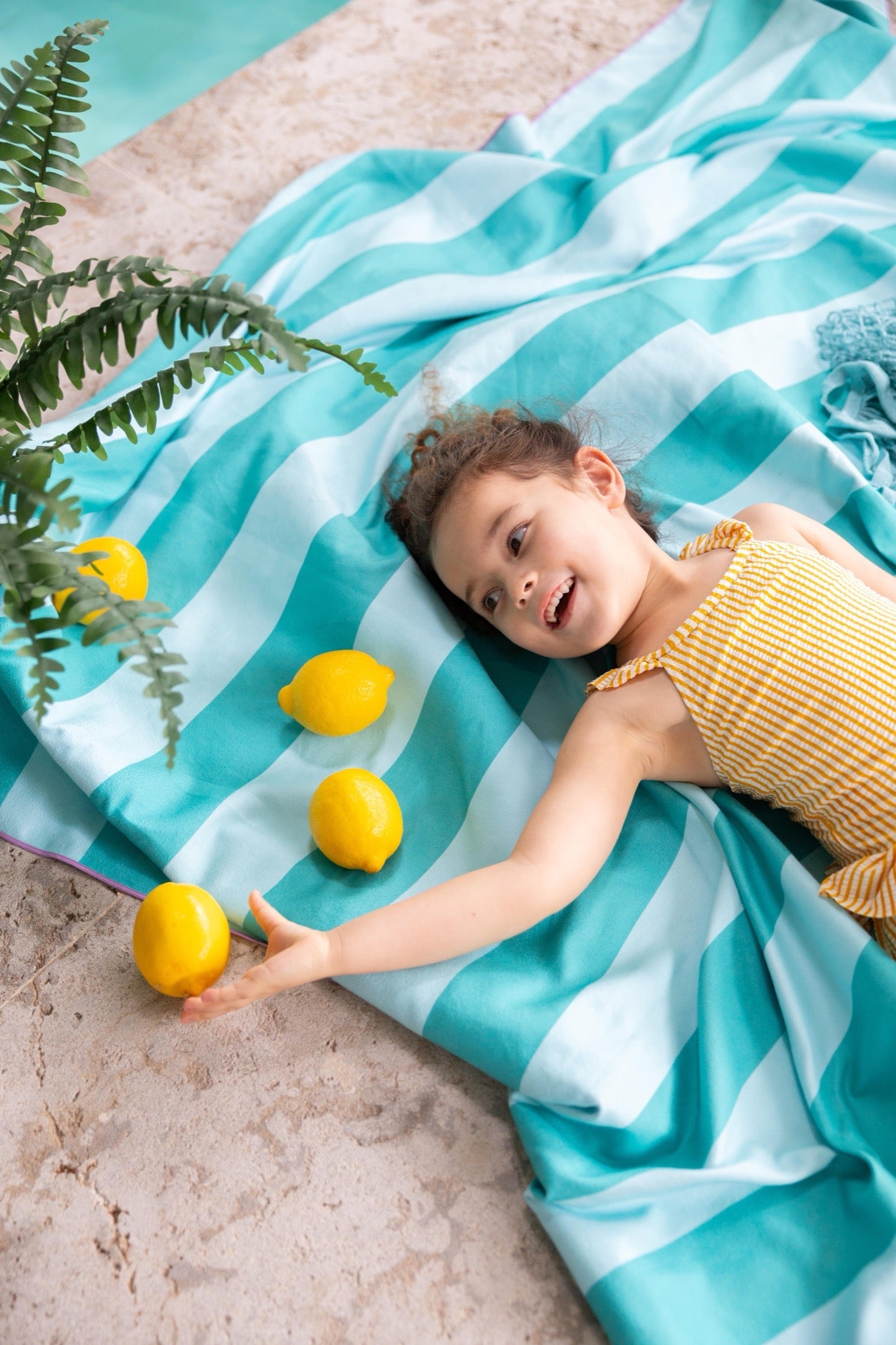 Quut - Quut - Strandlaken Speelhanddoekl XL (180 x 180cm) - Alfabet Bullseye - Playlaan
