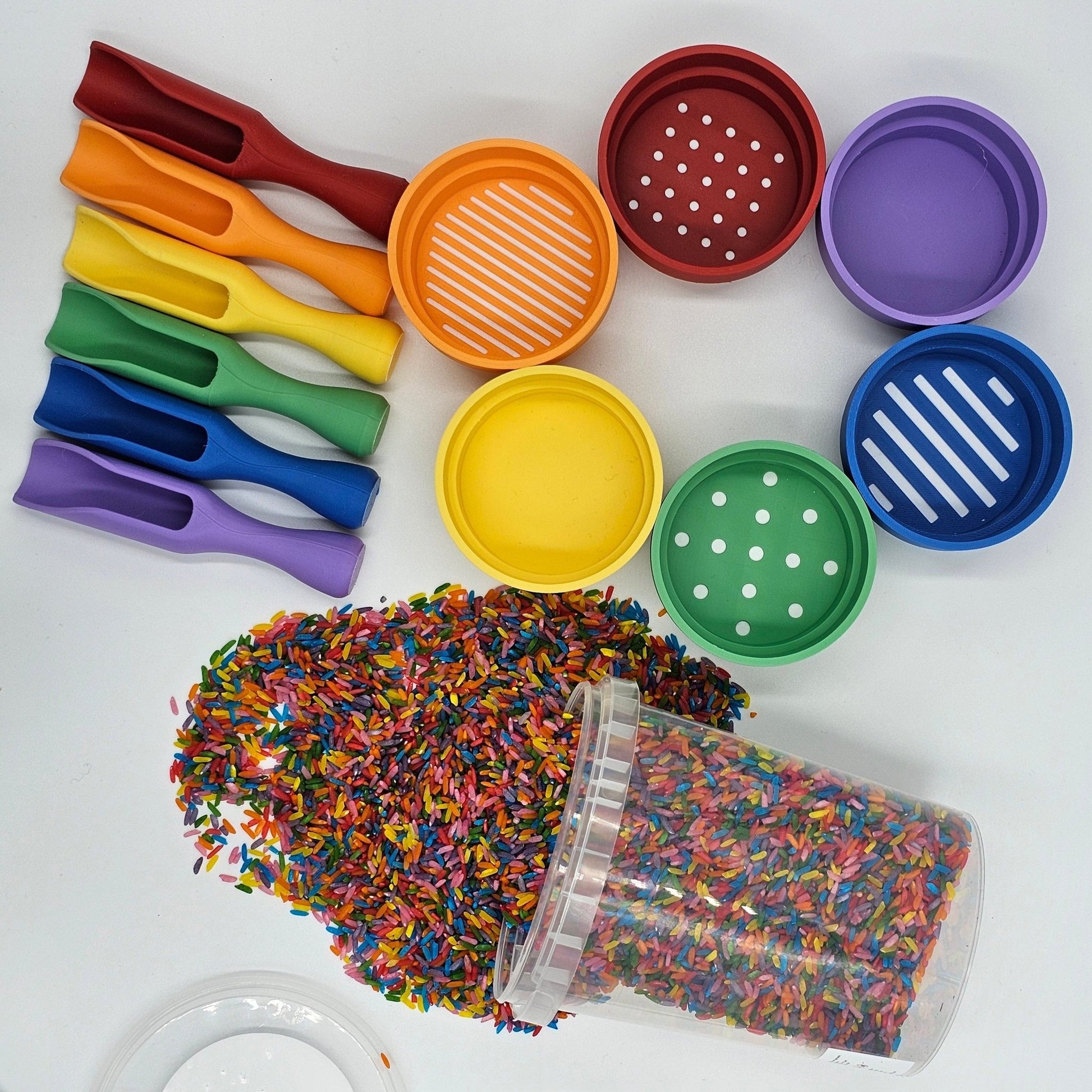 Studio Pretletter - Studio Pretletter - Sensorisch speelpakket Regenboog met speelrijst, schepjes en speelbakjes - Playlaan