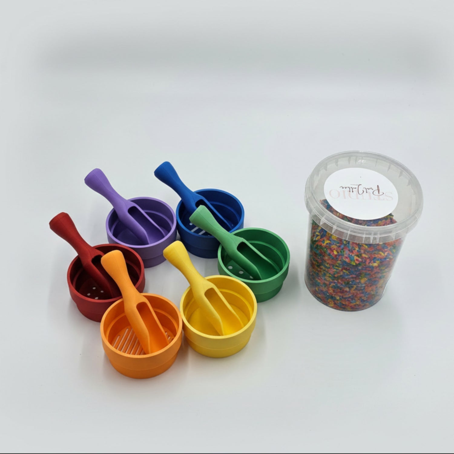 Studio Pretletter - Studio Pretletter - Sensorisch speelpakket Regenboog met speelrijst, schepjes en speelbakjes - Playlaan