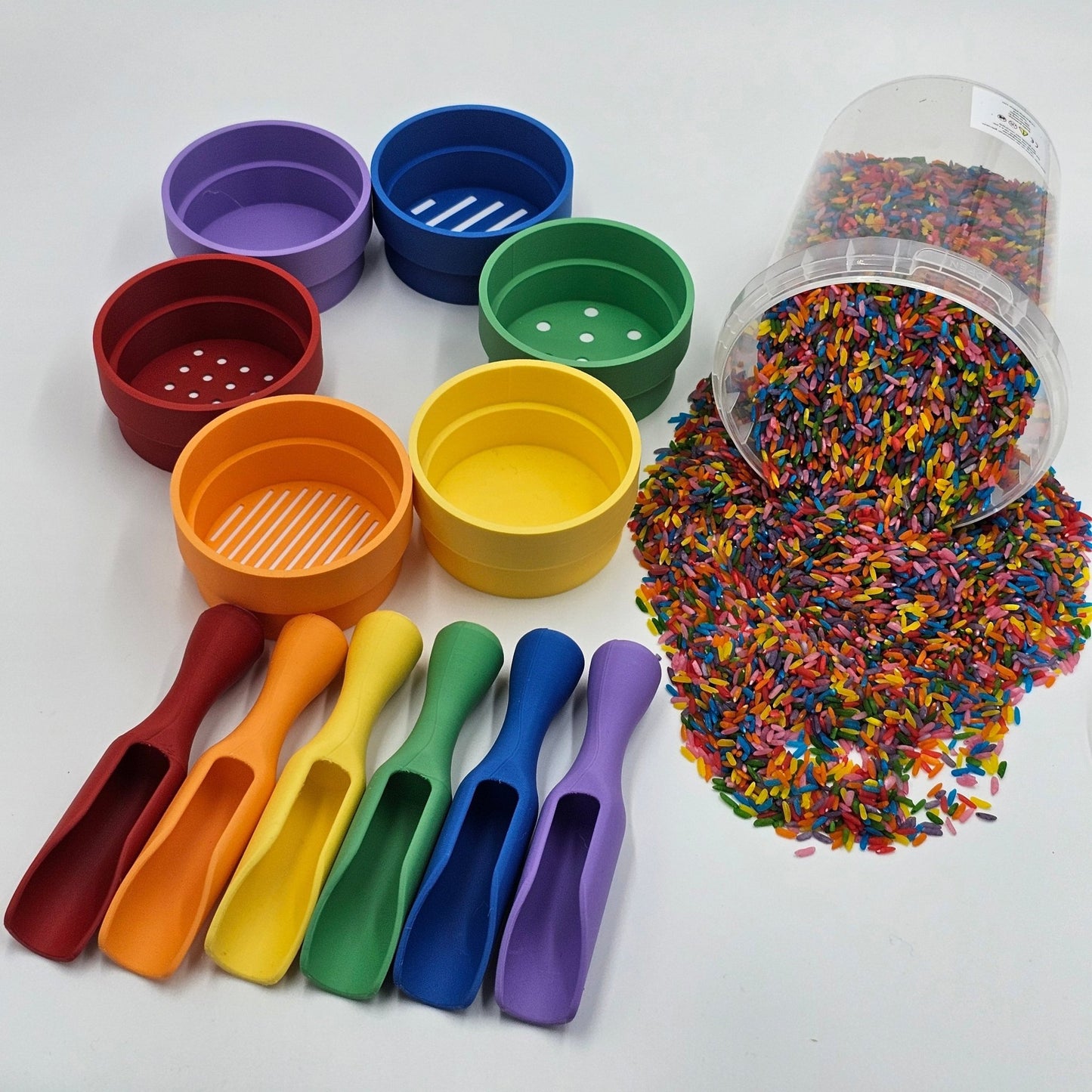 Studio Pretletter - Studio Pretletter - Sensorisch speelpakket Regenboog met speelrijst, schepjes en speelbakjes - Playlaan