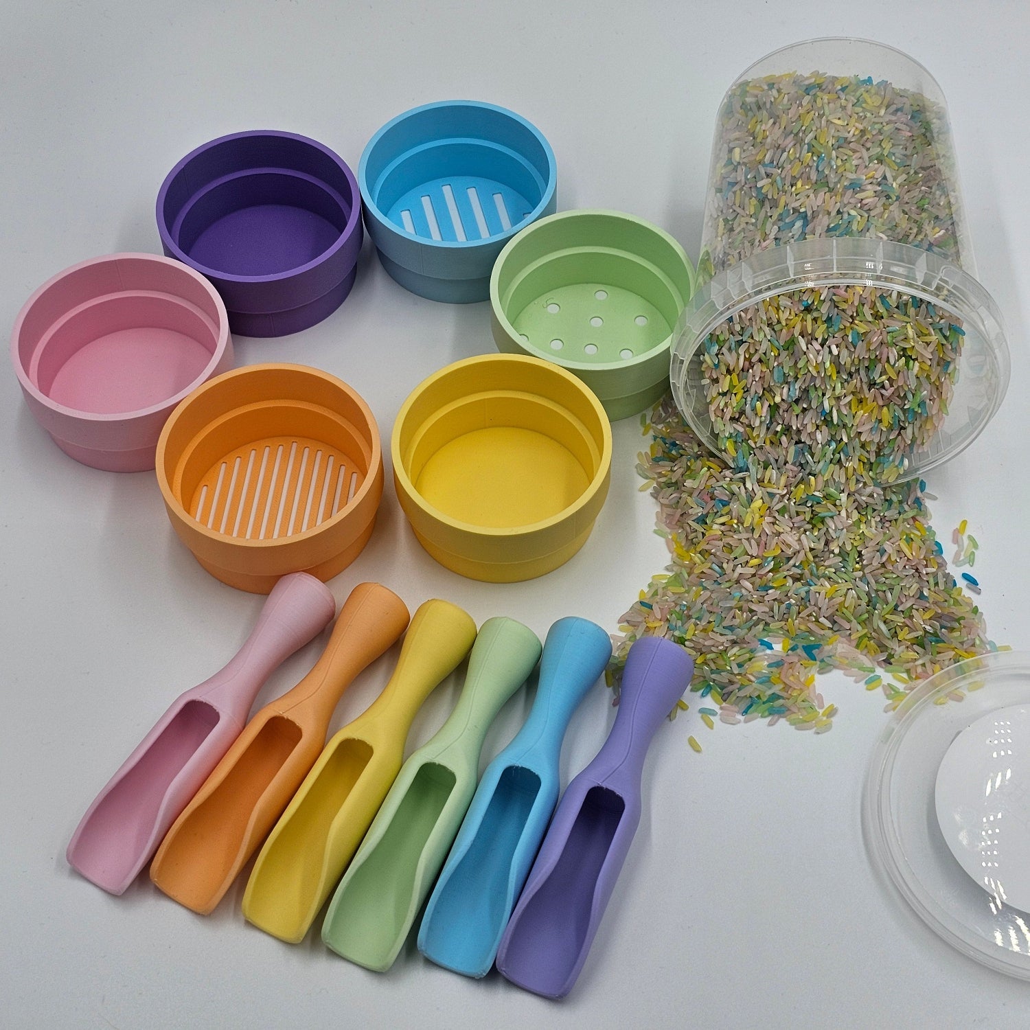 Studio Pretletter - Studio Pretletter - Sensorisch speelpakket Unicorn pastel met speelrijst, schepjes en speelbakjes - Playlaan