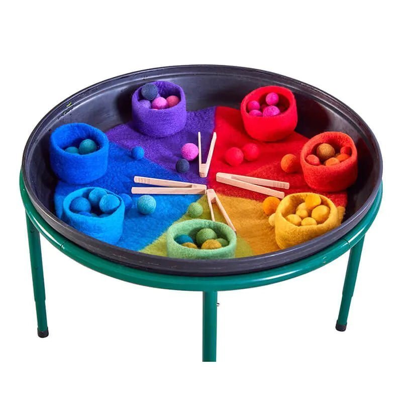 Tuff Tray - Tuff Tray Deep Spot (69cm Rond) Zwart + Onderstel + Sorteerspel + Speelmat + 4 houten pinceten set - Playlaan