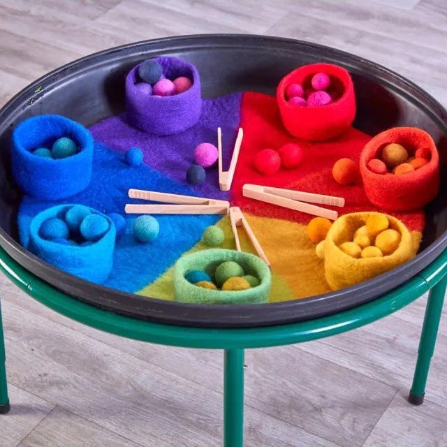 Tuff Tray - Tuff Tray Rond (69cm) Zwart + Onderstel + Wolvilt speelbakjes en ballen + Speelmat + houten pincetten 4st - Playlaan