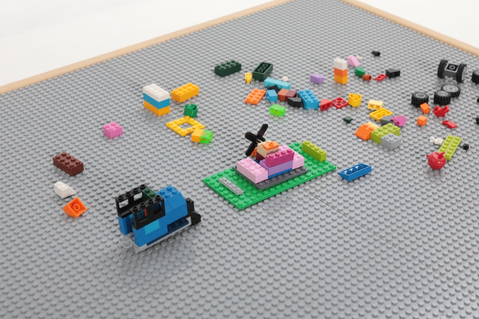 Wisdom - Bouwblokkentafel op wieltjes met opbergruimte - Playlaan