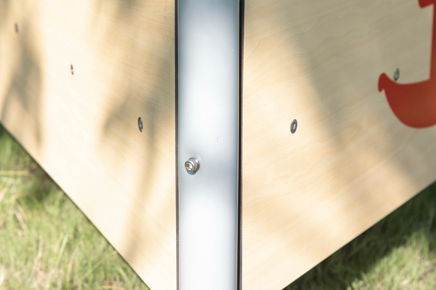 Wisdom - Mobiele driehoekige moddertafel voor buiten - Playlaan