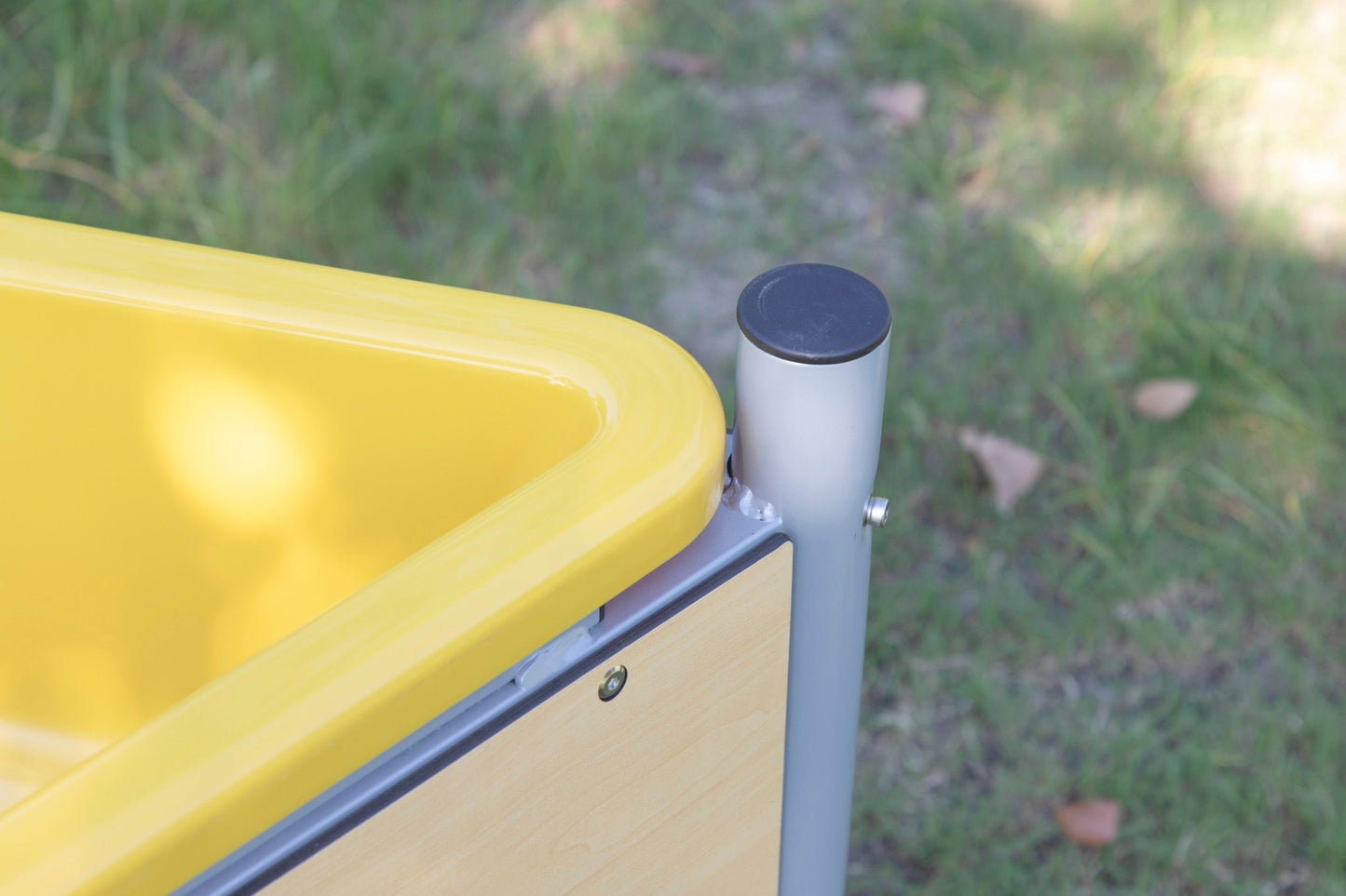 Wisdom - Mobiele driehoekige moddertafel voor buiten - Playlaan