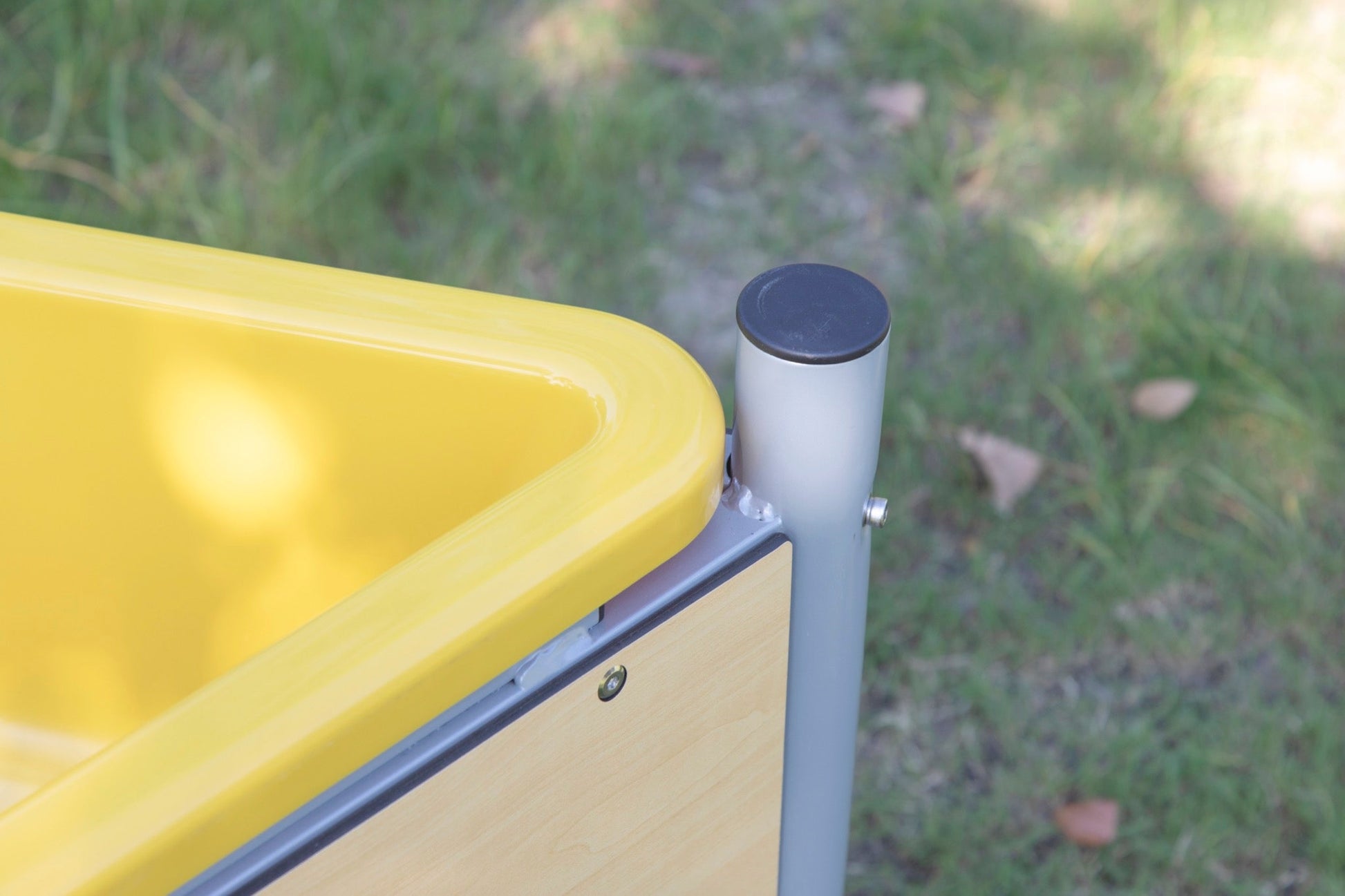 Wisdom - Mobiele driehoekige moddertafel voor buiten - Playlaan