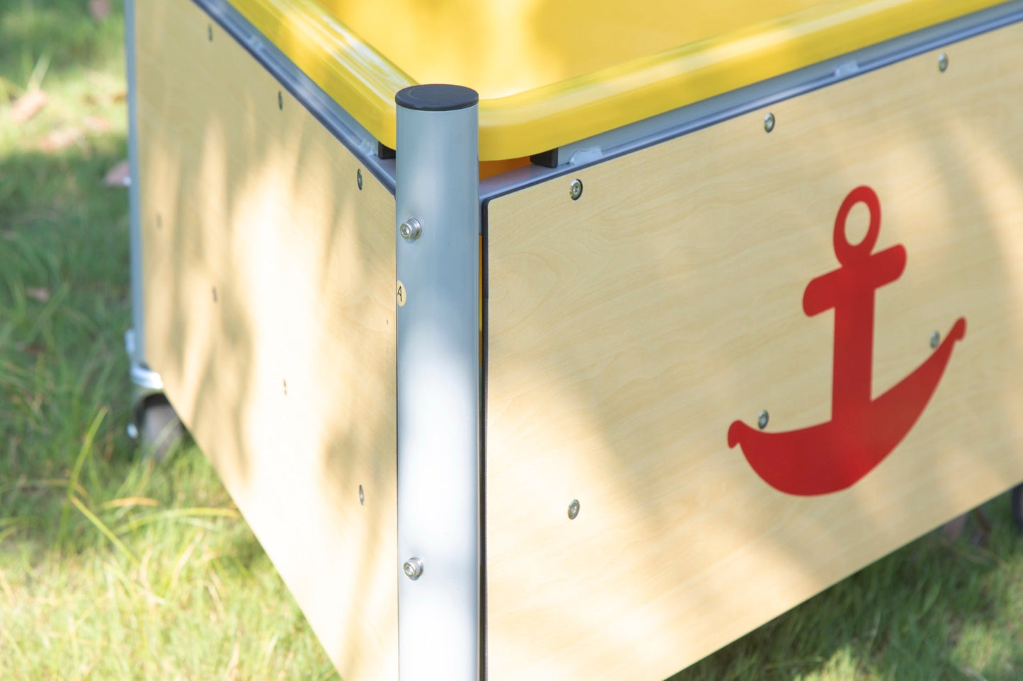 Wisdom - Mobiele driehoekige moddertafel voor buiten - Playlaan