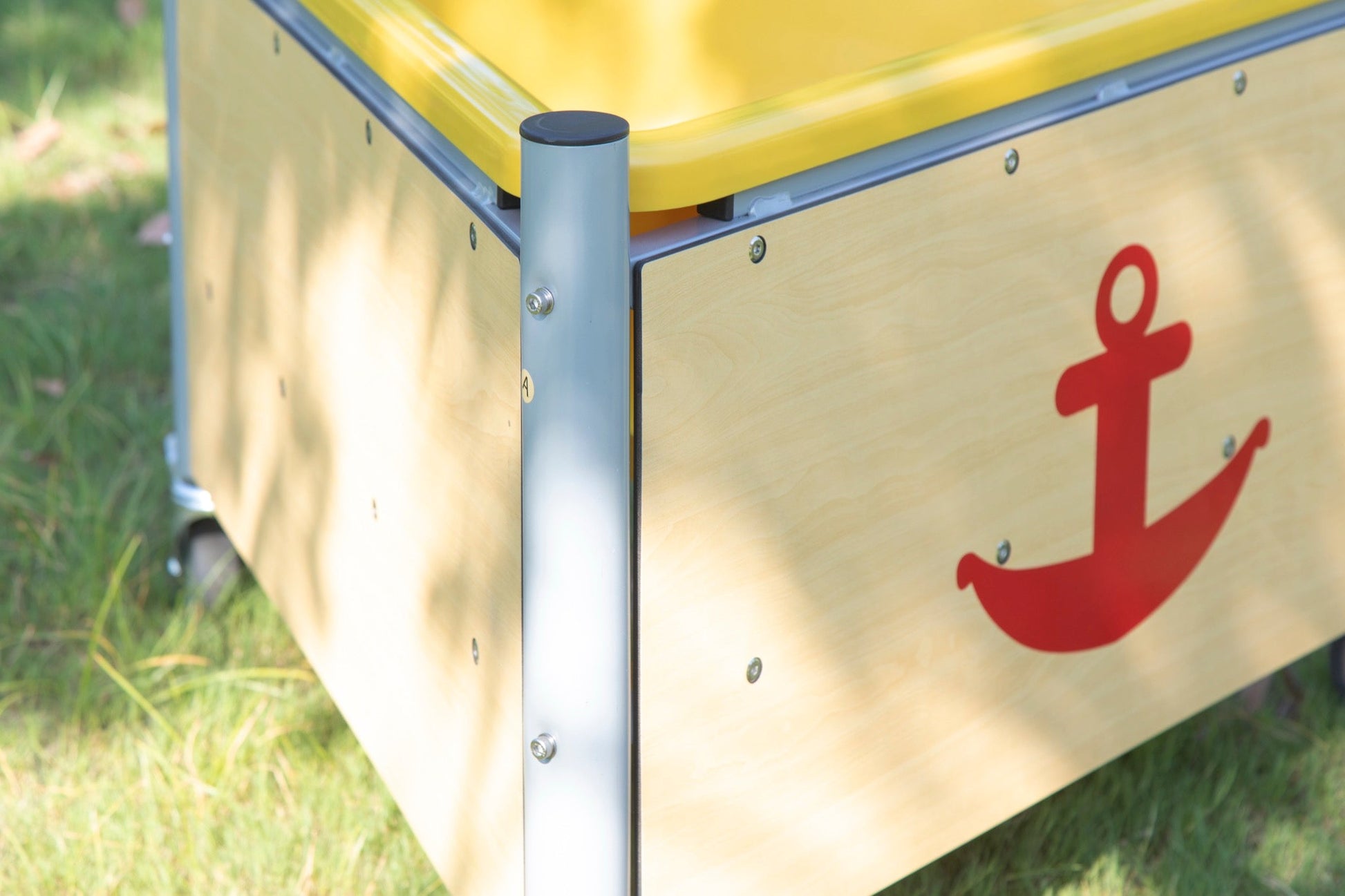 Wisdom - Mobiele driehoekige moddertafel voor buiten - Playlaan