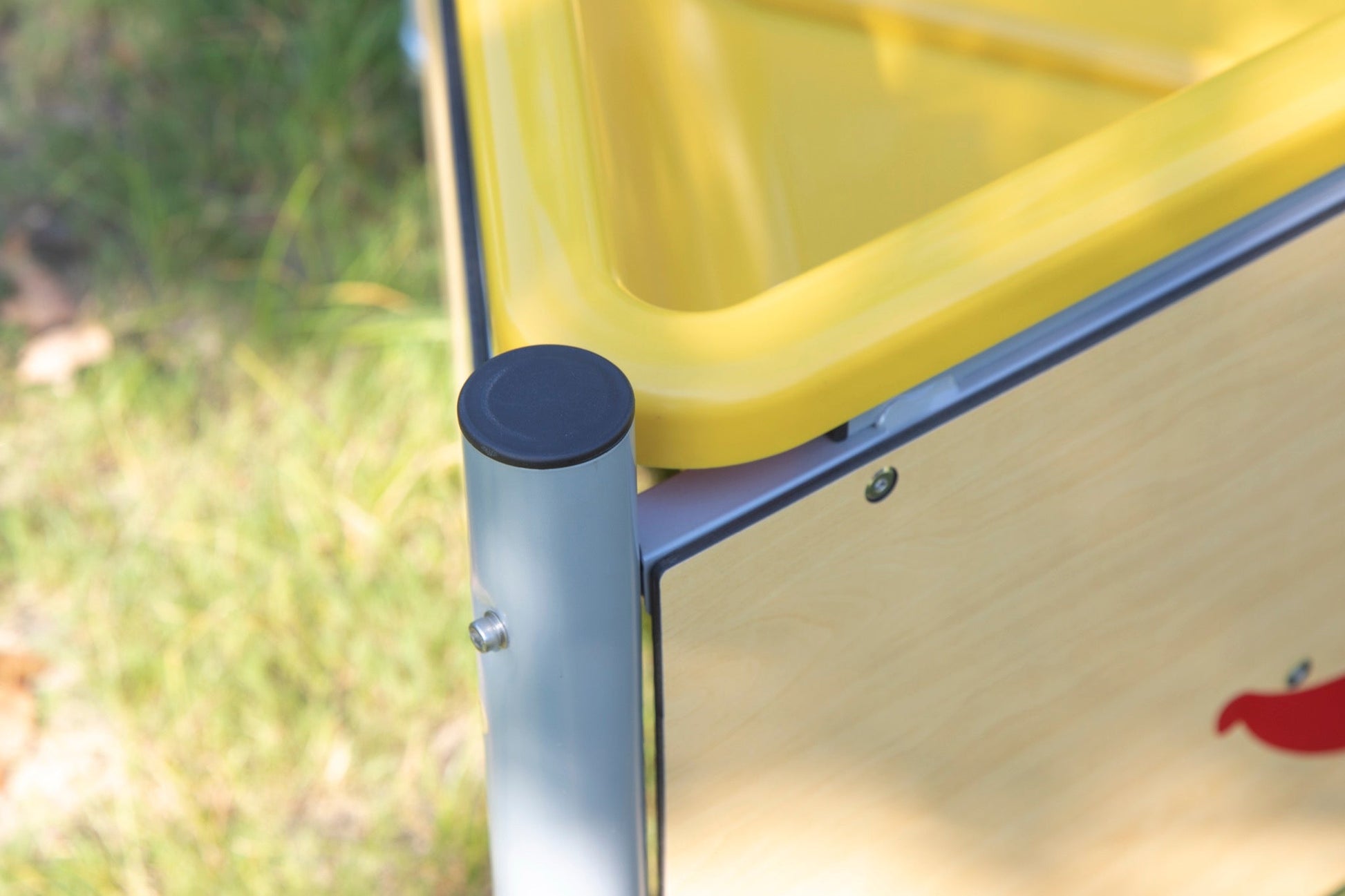 Wisdom - Mobiele driehoekige moddertafel voor buiten - Playlaan