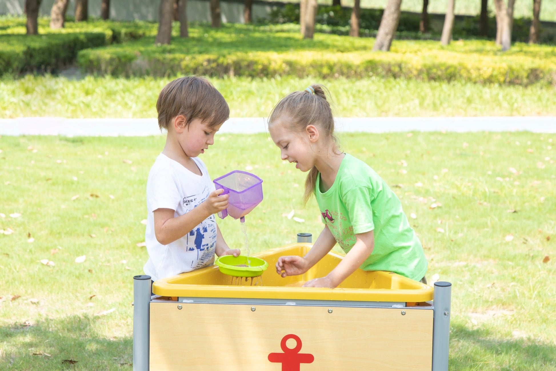 Wisdom - Mobiele driehoekige moddertafel voor buiten - Playlaan