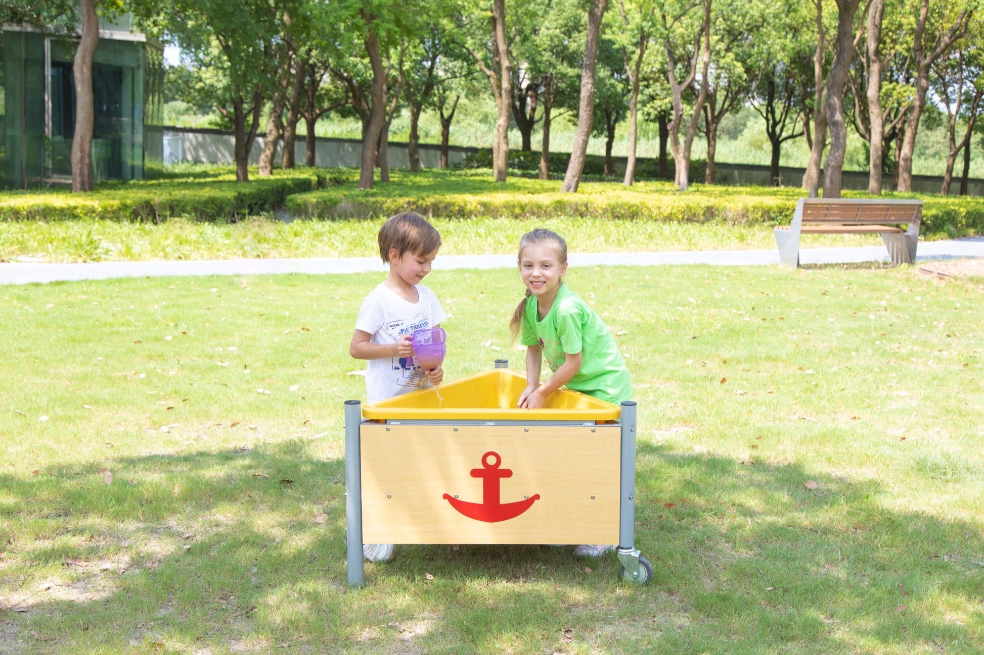 Wisdom - Mobiele driehoekige moddertafel voor buiten - Playlaan