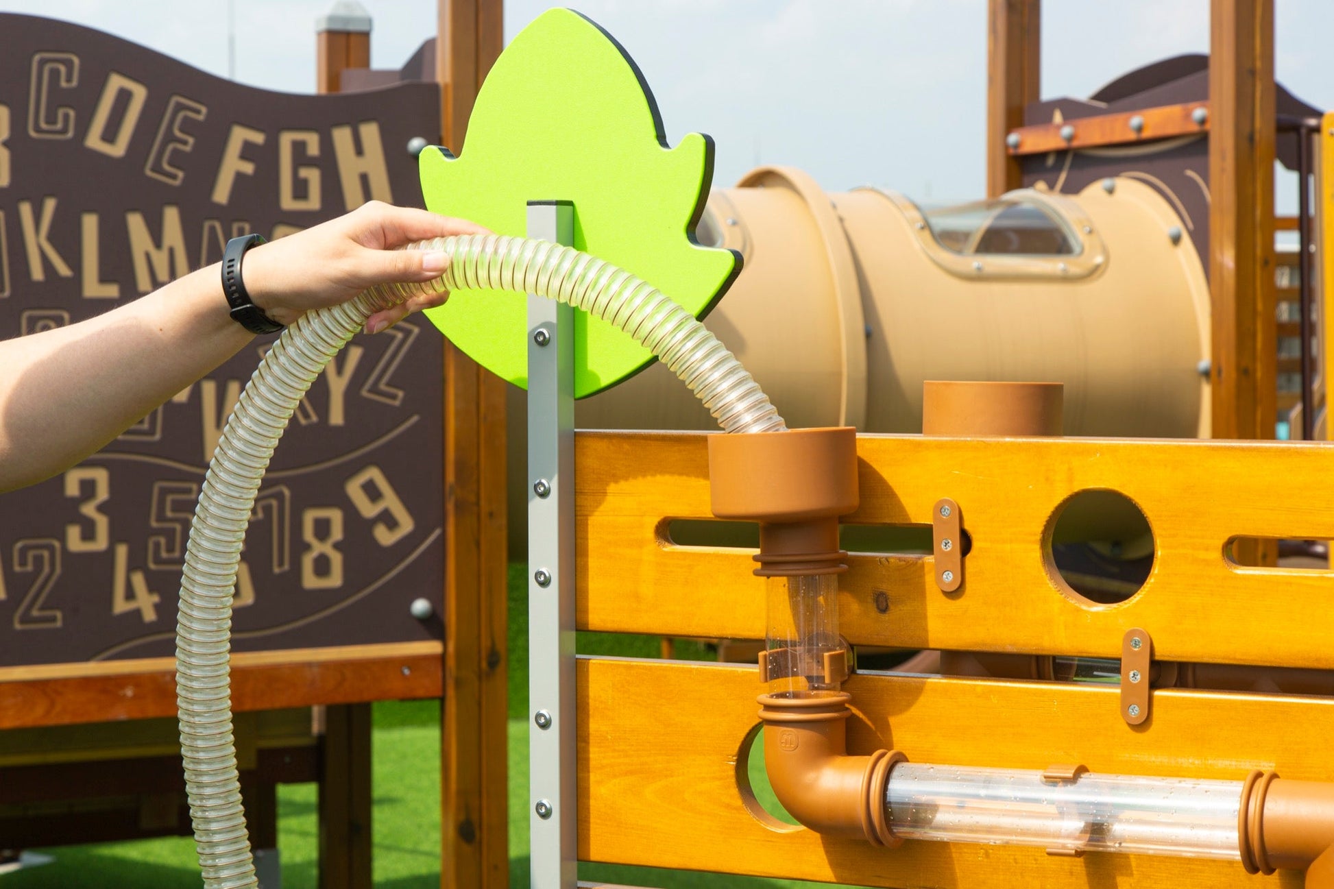 Wisdom - Mobiele waterspeelplek voor buiten met buizen - Playlaan