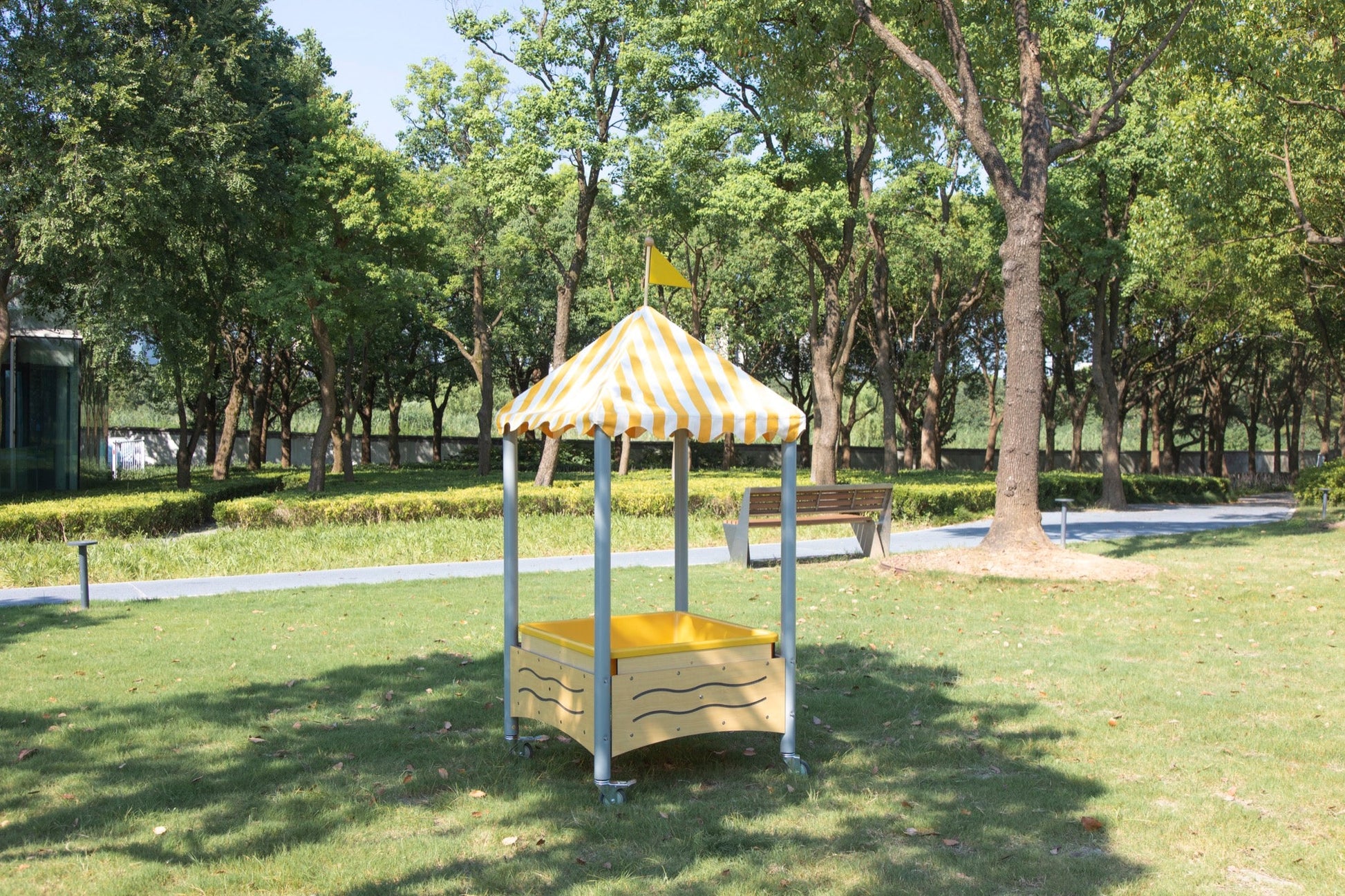 Wisdom - Mobiele zand - en watertafel met puntdak voor kliederspel - Playlaan