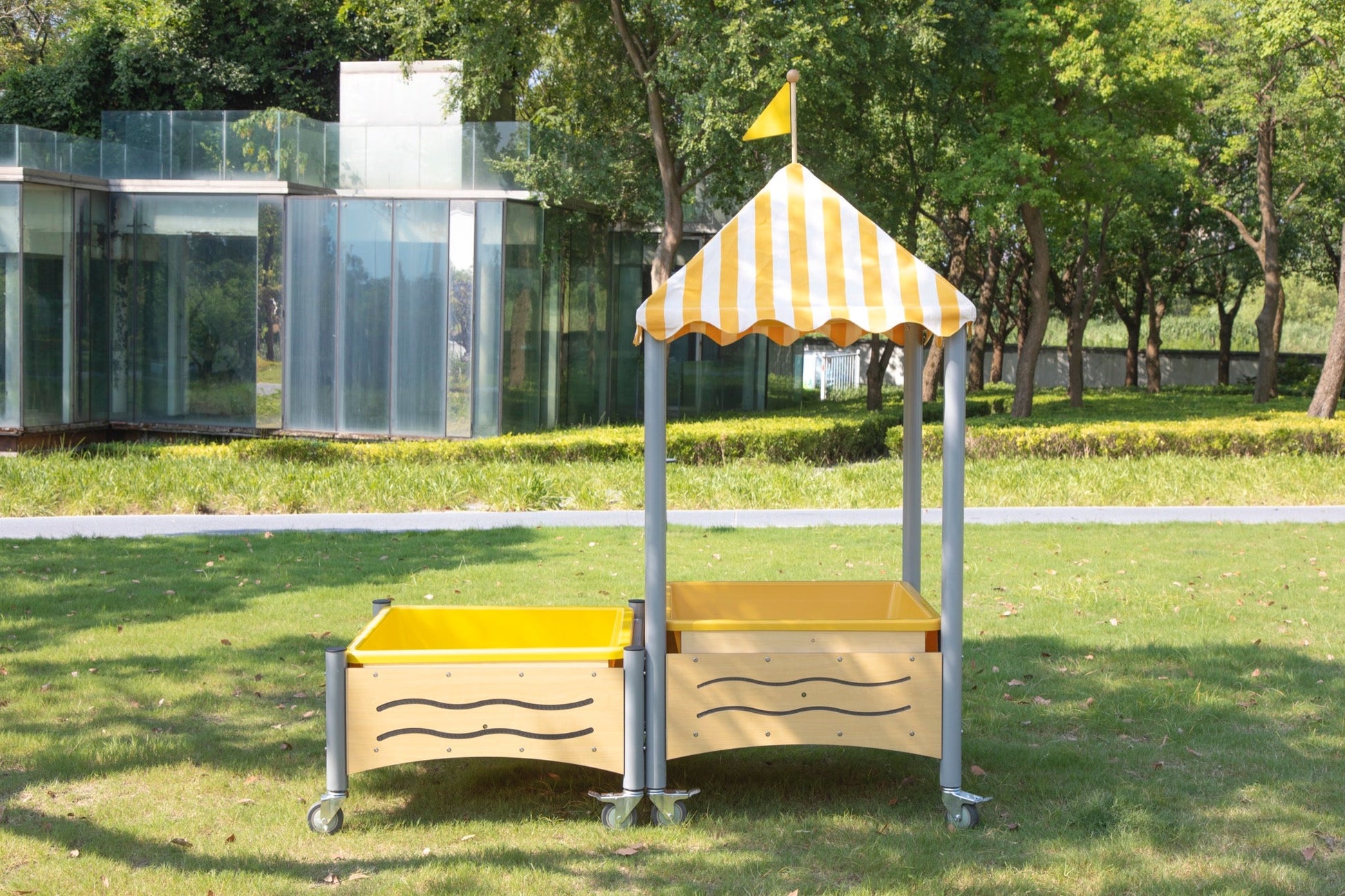 Wisdom - Mobiele zand - en watertafel met puntdak voor kliederspel - Playlaan