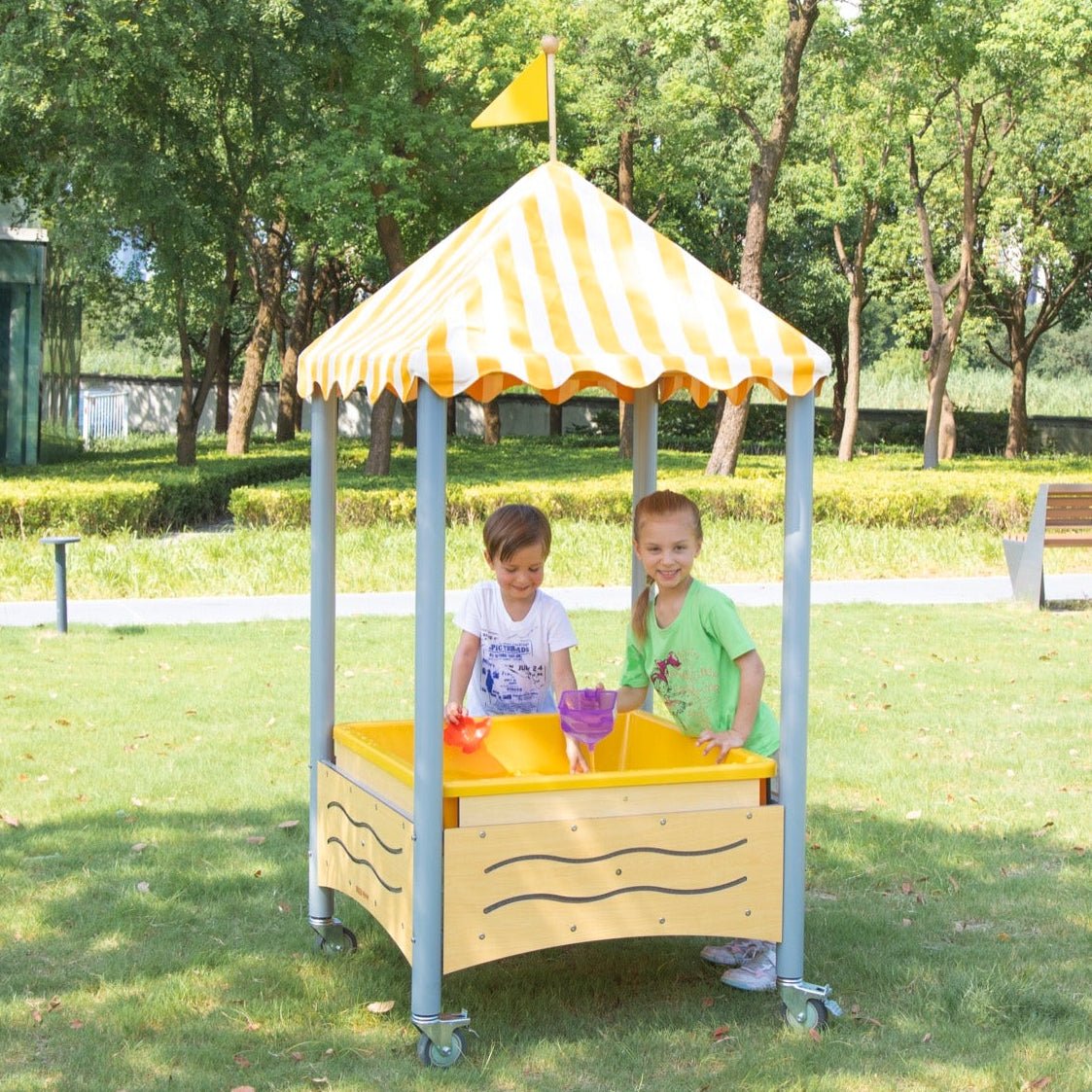 Wisdom - Mobiele zand - en watertafel met puntdak voor kliederspel - Playlaan