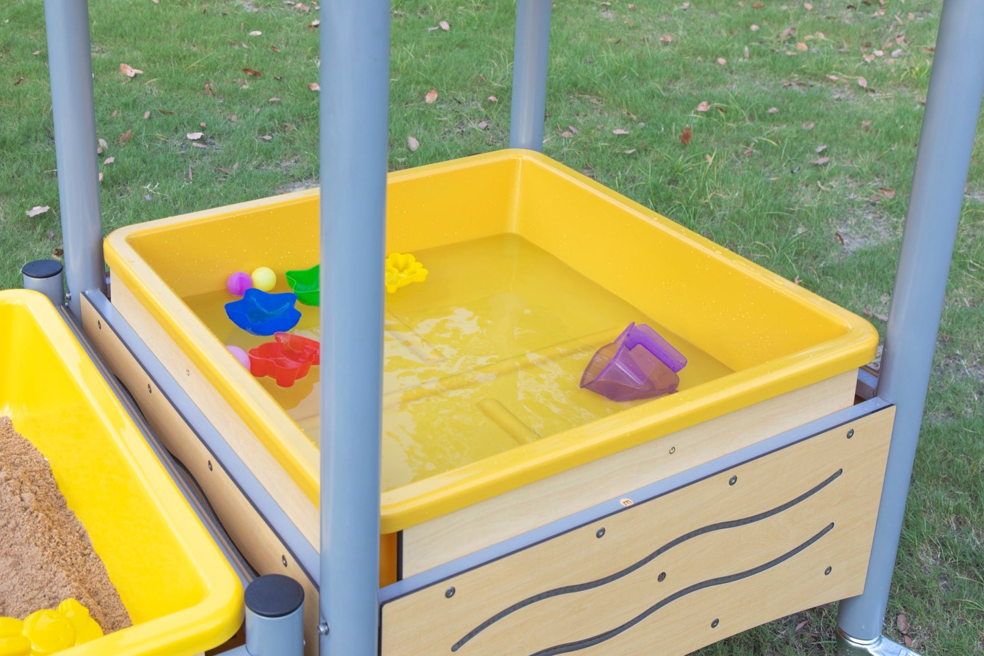 Wisdom - Mobiele zand - en watertafel met puntdak voor kliederspel - Playlaan