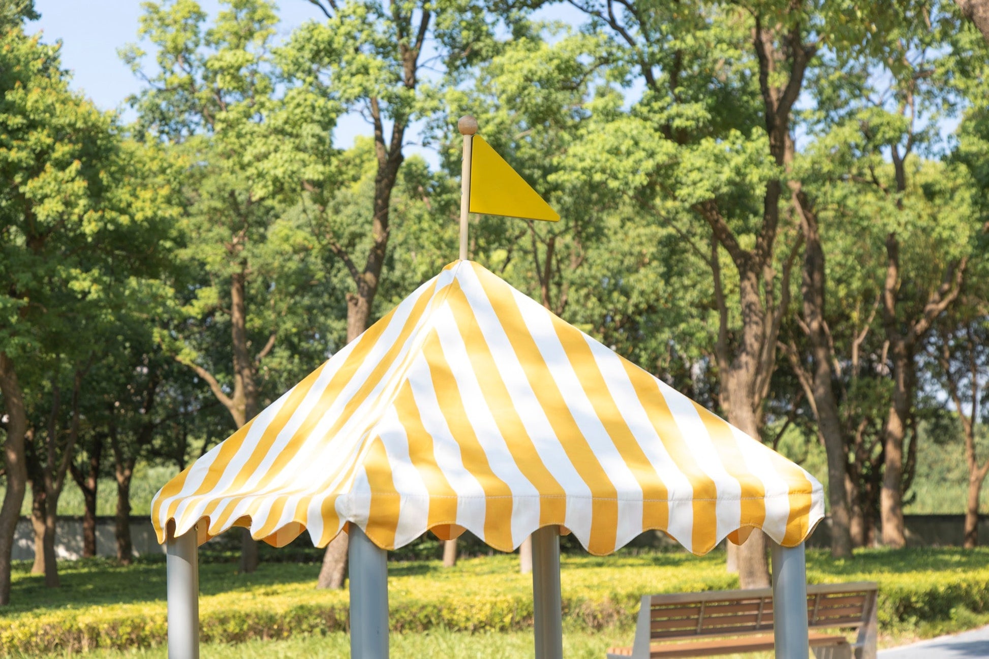 Wisdom - Mobiele zand - en watertafel met puntdak voor kliederspel - Playlaan