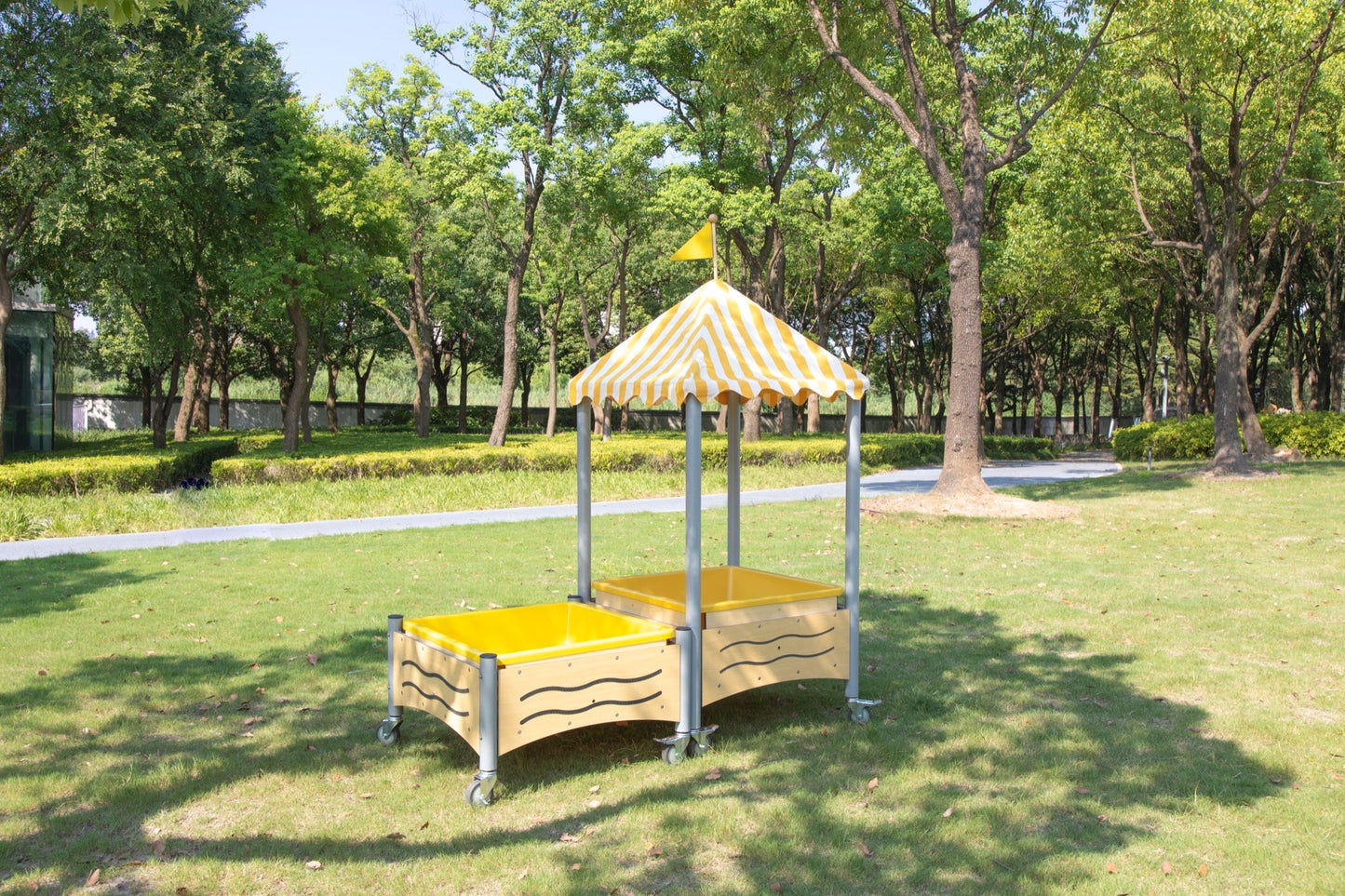 Wisdom - Mobiele zand - en watertafel met puntdak voor kliederspel - Playlaan