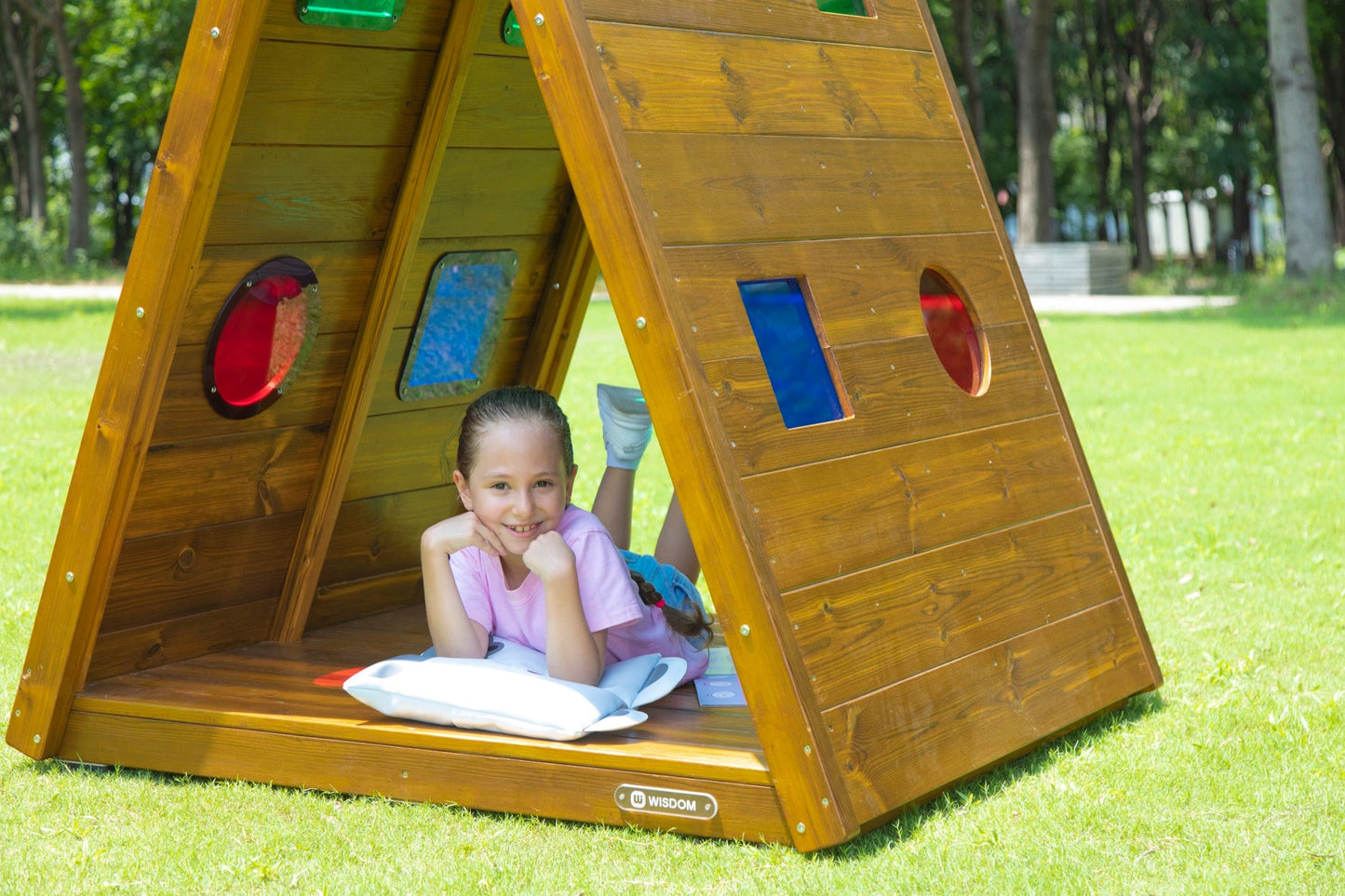 Wisdom - Regenboog doorkruip - speelhuisje voor buiten met kijkvenstertjes - Playlaan
