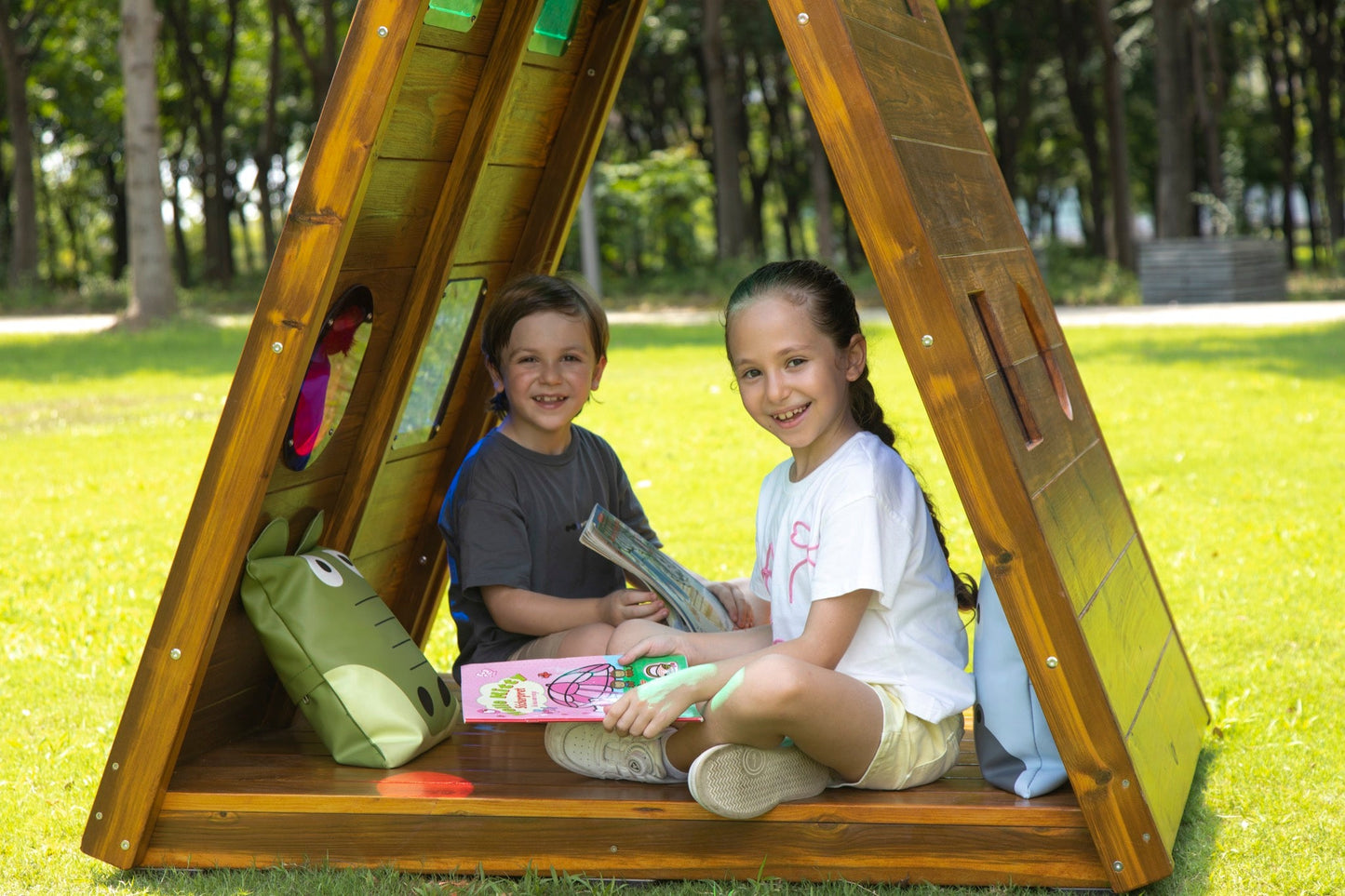 Wisdom - Regenboog doorkruip - speelhuisje voor buiten met kijkvenstertjes - Playlaan