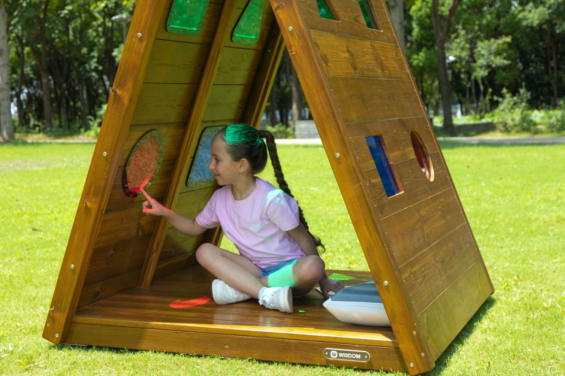 Wisdom - Regenboog doorkruip - speelhuisje voor buiten met kijkvenstertjes - Playlaan