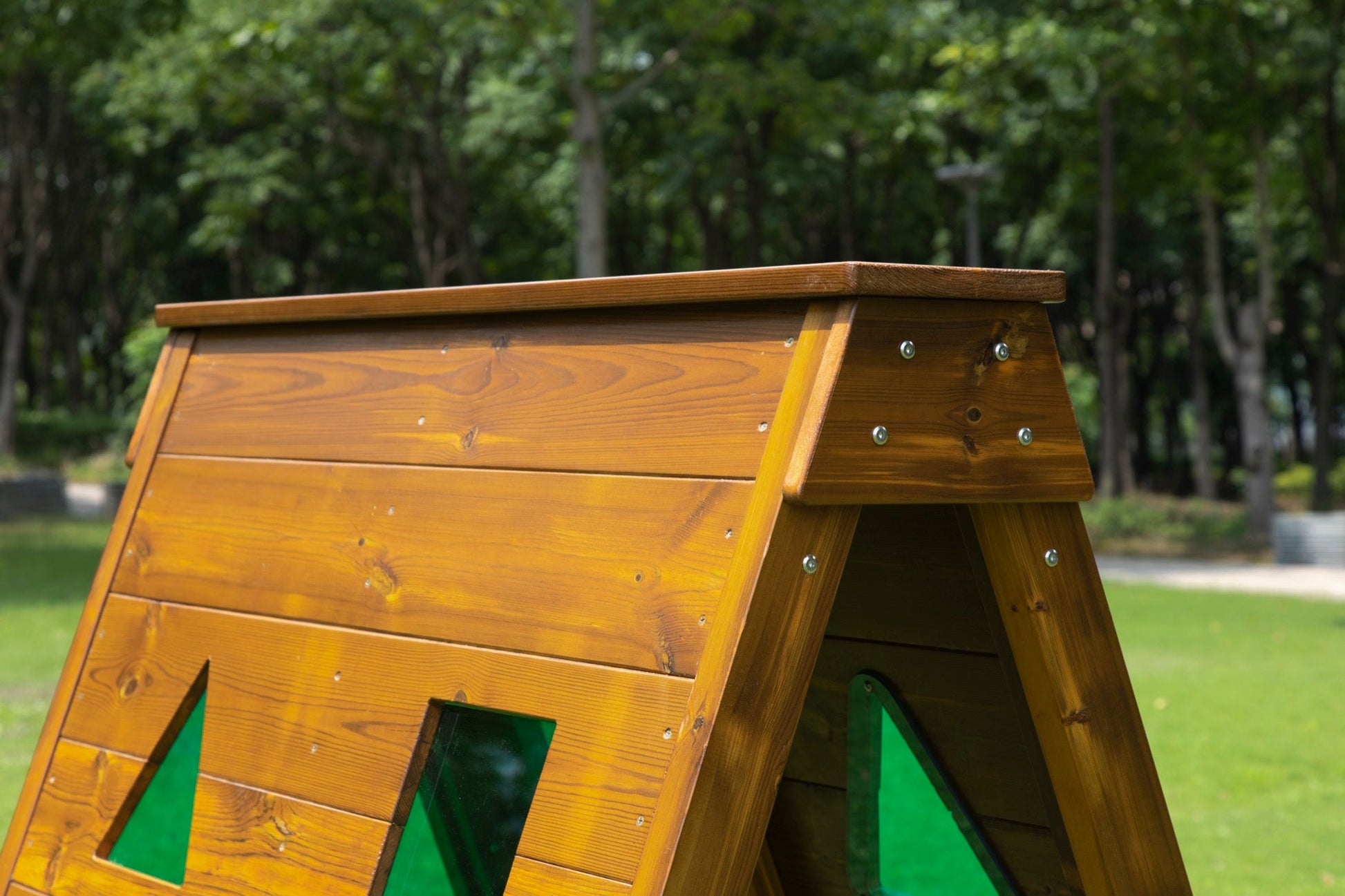Wisdom - Regenboog doorkruip - speelhuisje voor buiten met kijkvenstertjes - Playlaan