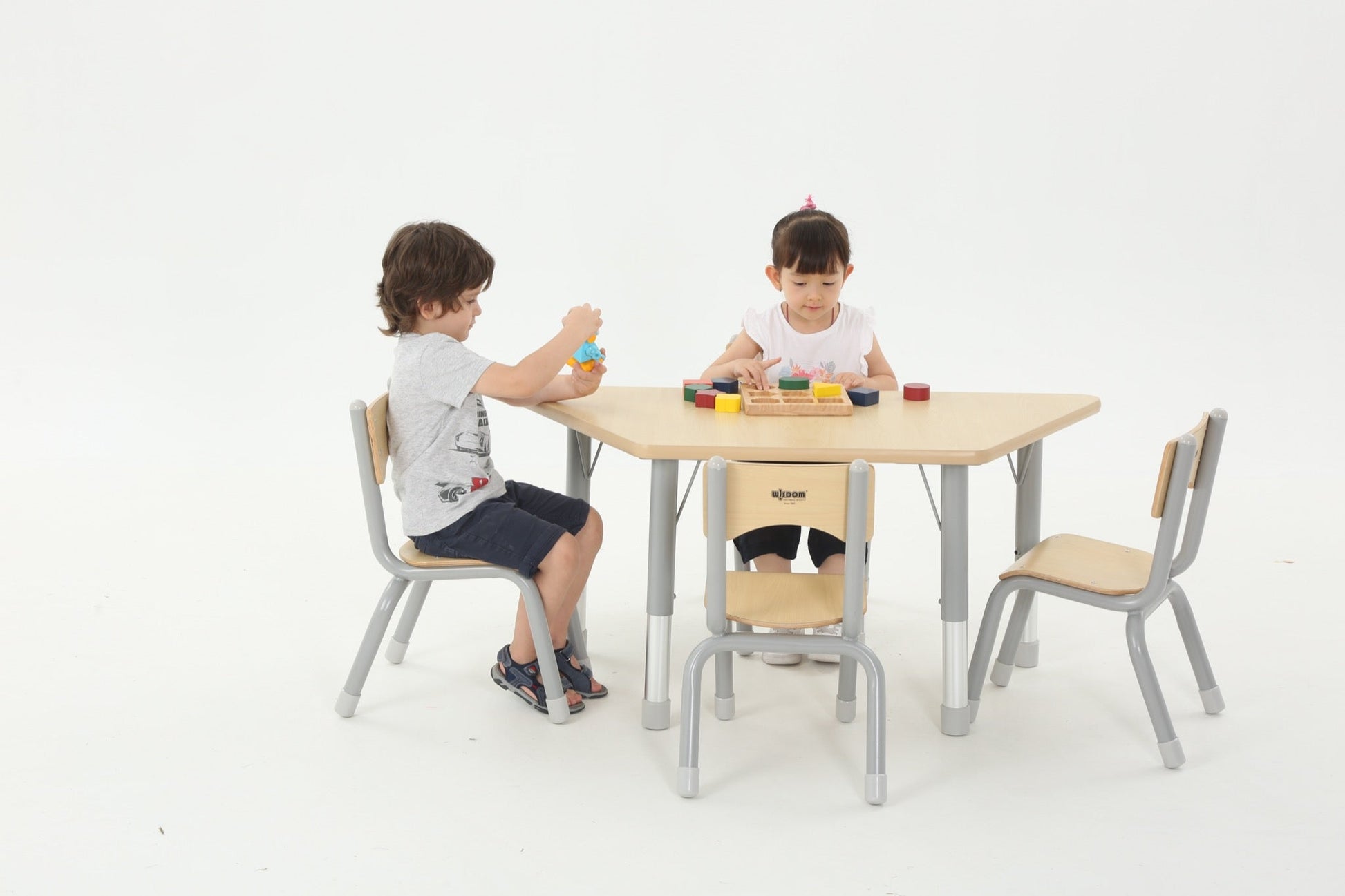 Wisdom - Trapeziumvormige tafel voor klaslokaal verstelbaar - Owlaf - Playlaan