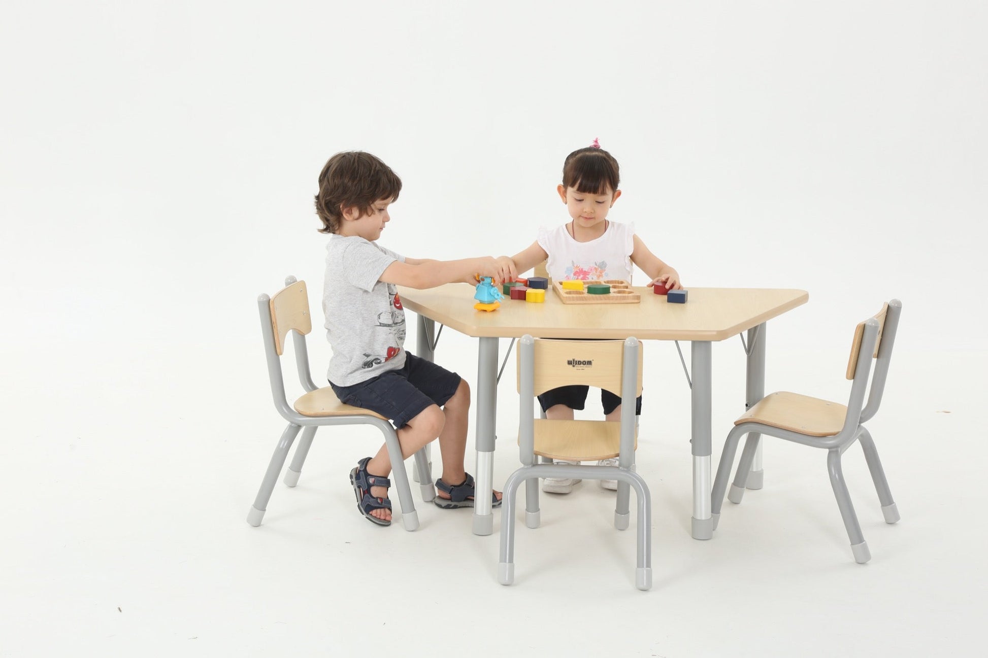 Wisdom - Trapeziumvormige tafel voor klaslokaal verstelbaar - Owlaf - Playlaan