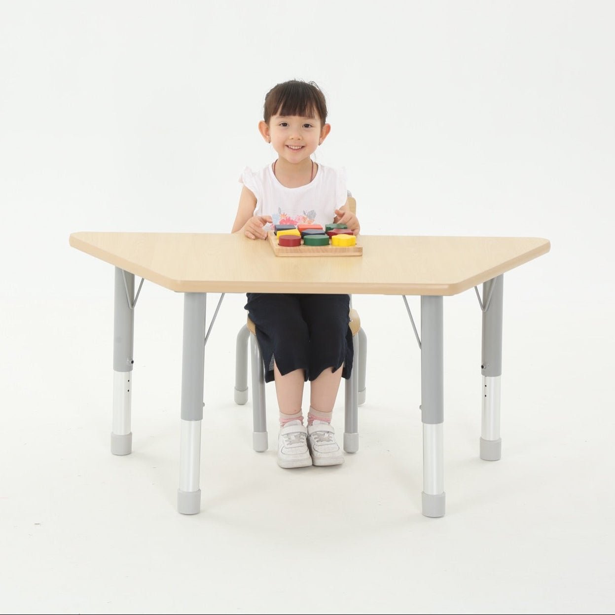 Wisdom - Trapeziumvormige tafel voor klaslokaal verstelbaar - Owlaf - Playlaan