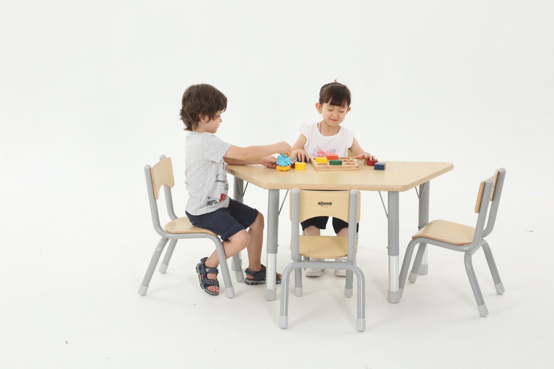 Wisdom - Trapeziumvormige tafel voor klaslokaal verstelbaar - Owlaf - Playlaan