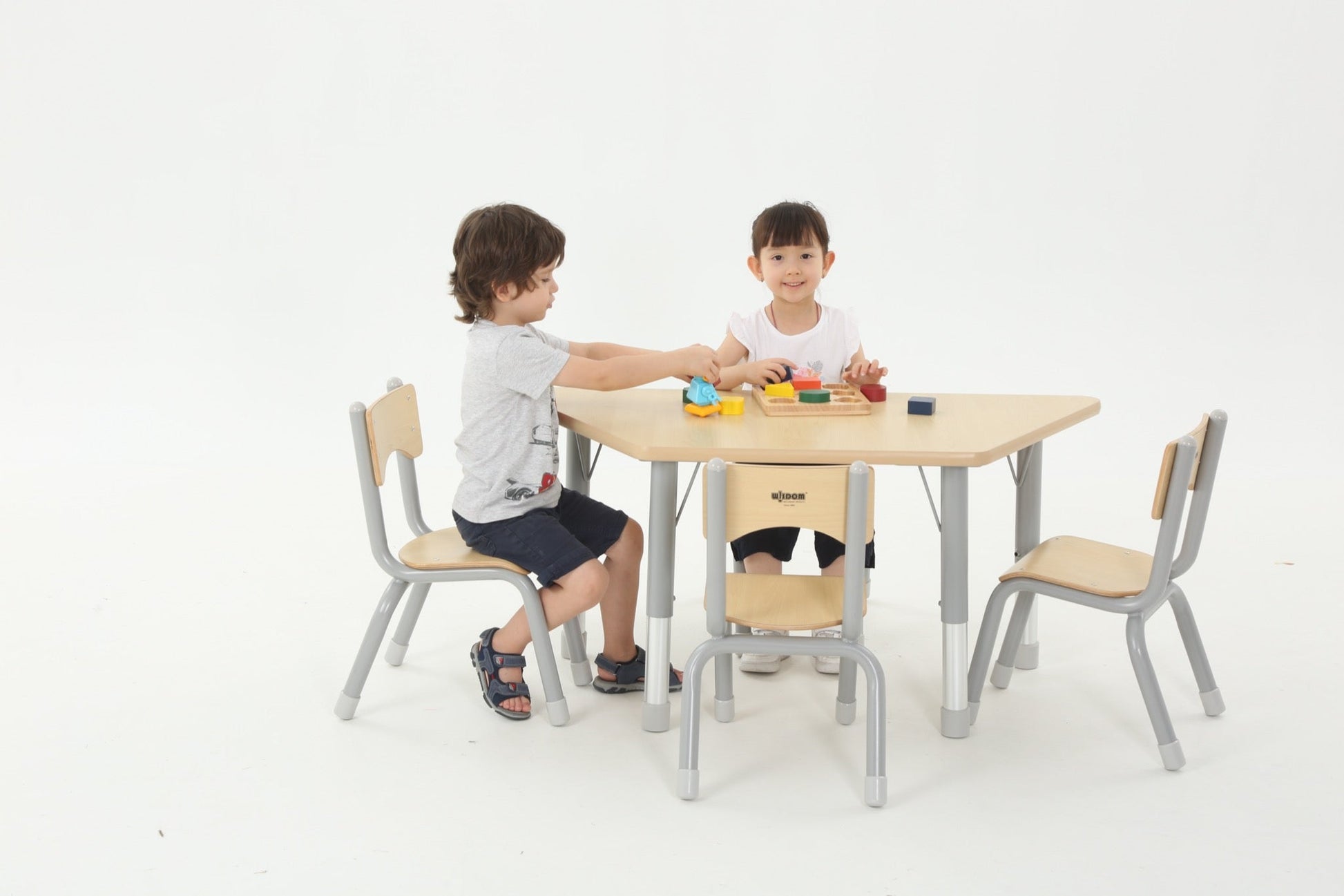 Wisdom - Trapeziumvormige tafel voor klaslokaal verstelbaar - Owlaf - Playlaan