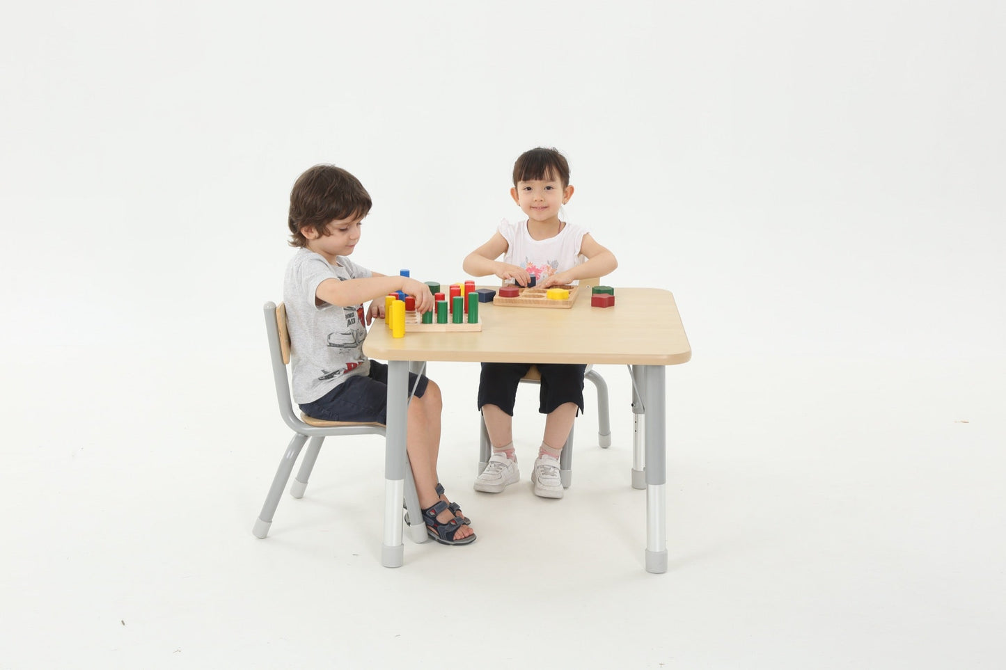 Wisdom - Vierkante tafel voor klaslokaal verstelbaar - Owlaf - Playlaan