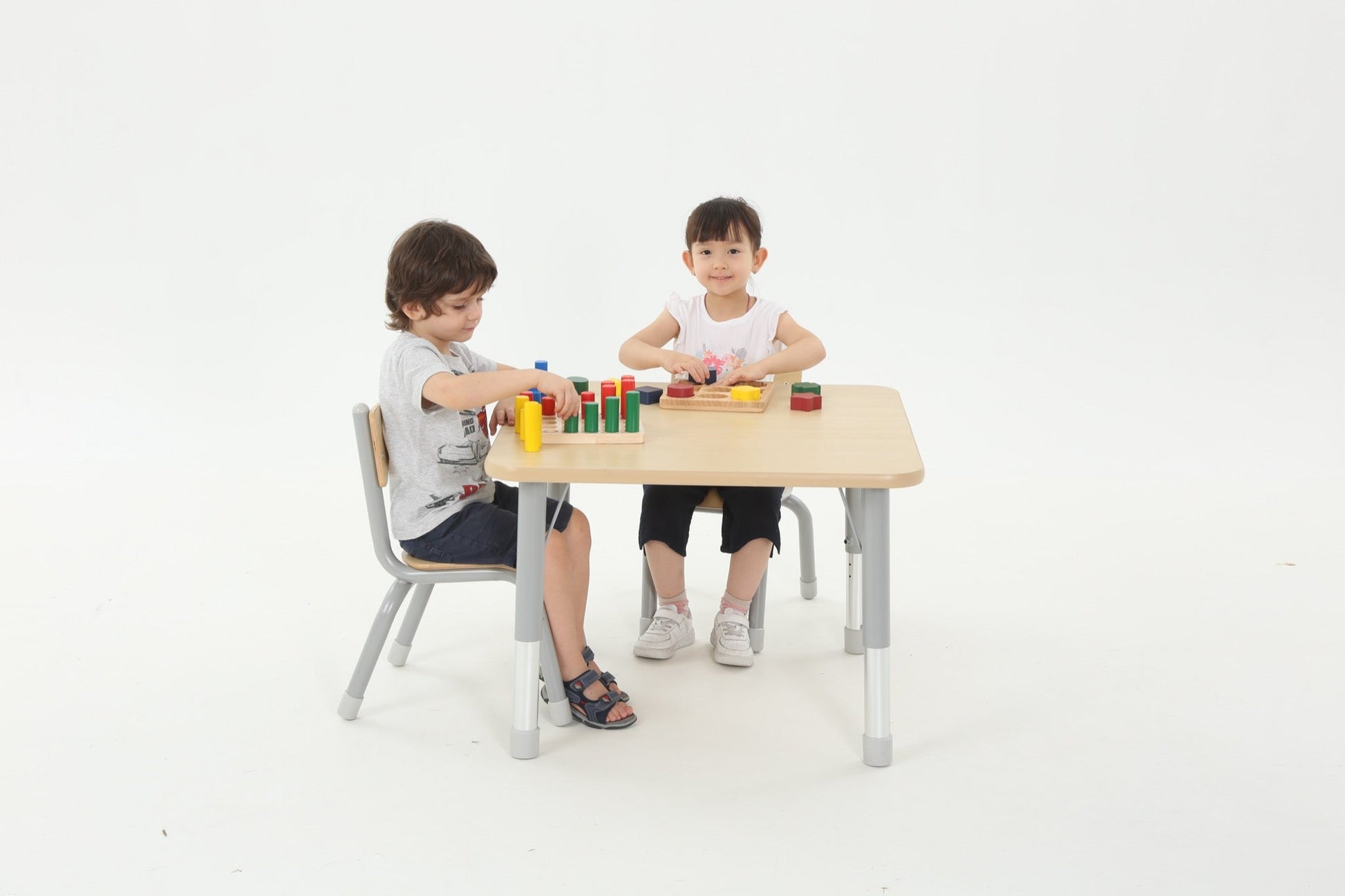 Wisdom - Vierkante tafel voor klaslokaal verstelbaar - Owlaf - Playlaan