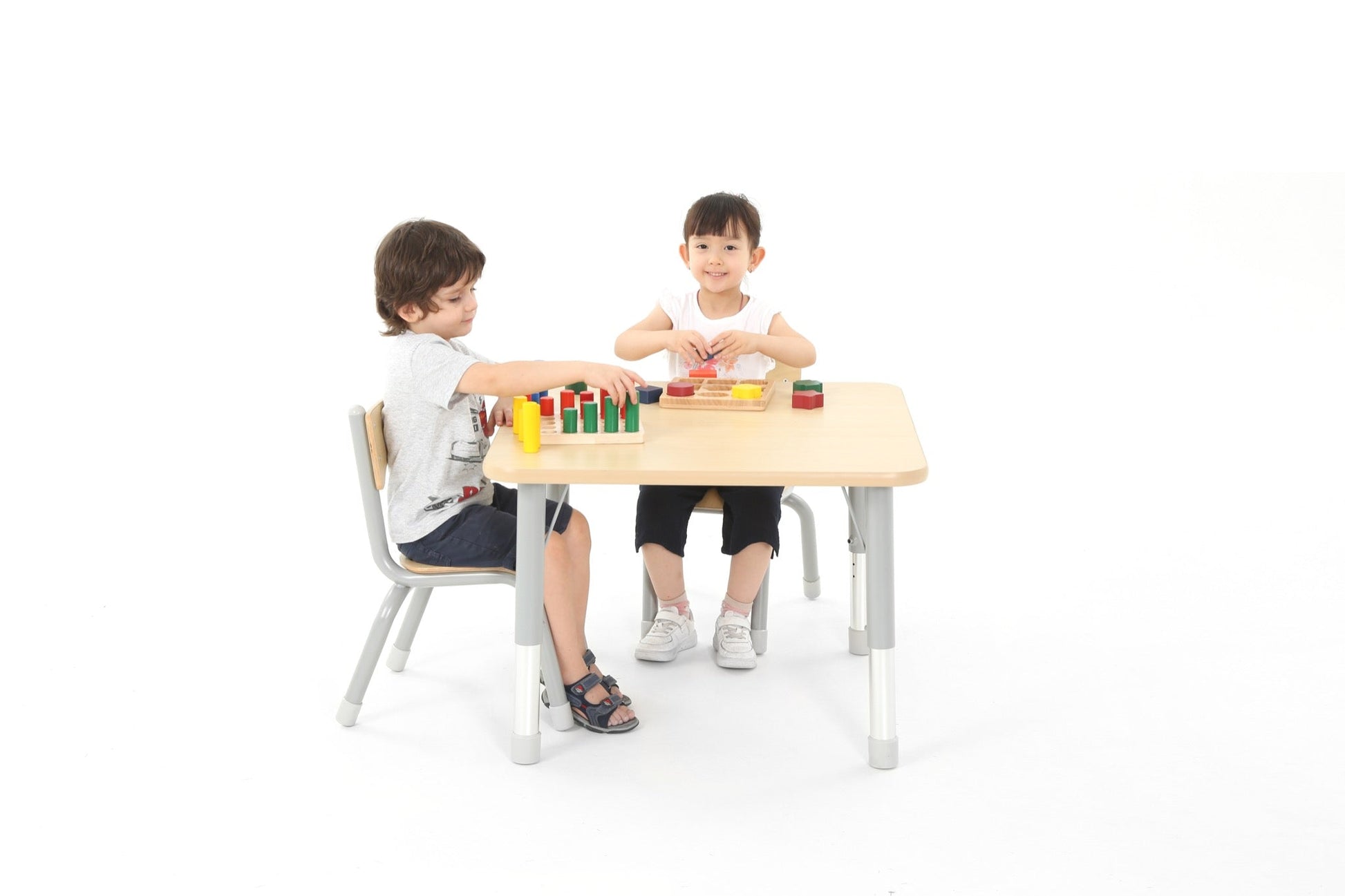 Wisdom - Vierkante tafel voor klaslokaal verstelbaar - Owlaf - Playlaan