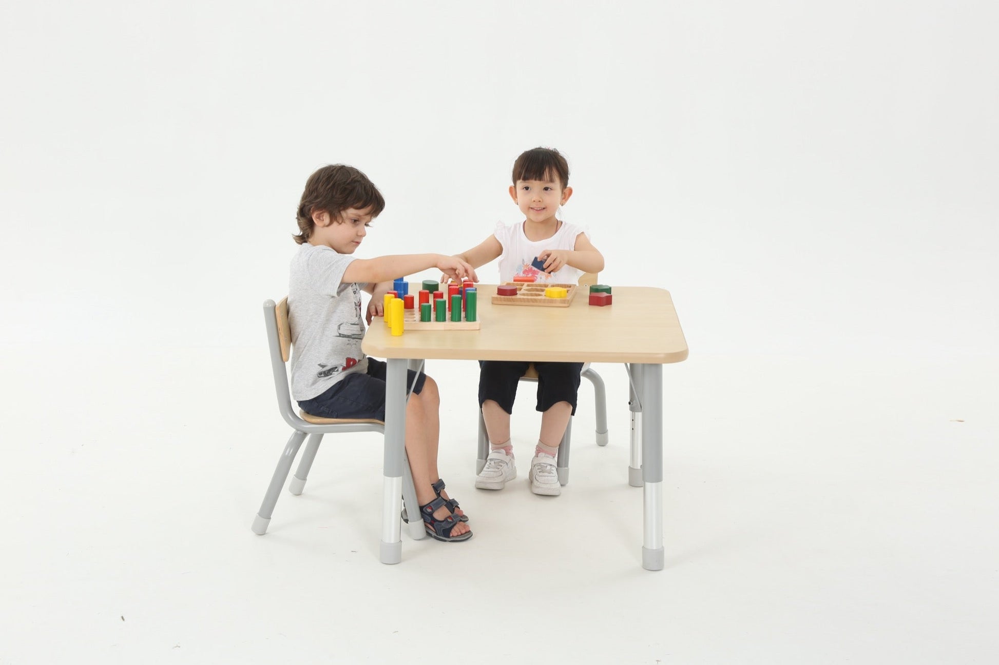 Wisdom - Vierkante tafel voor klaslokaal verstelbaar - Owlaf - Playlaan
