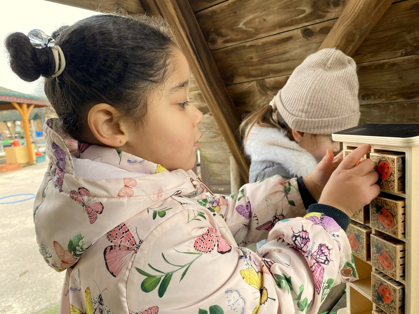 Yellow Door - Yellow Door - Insectenhotel met 10 compartimenten - Playlaan