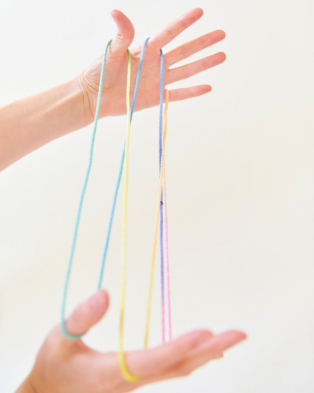 Sarah's Silks - Regenboog kattenwieg spelletje - Playlaan