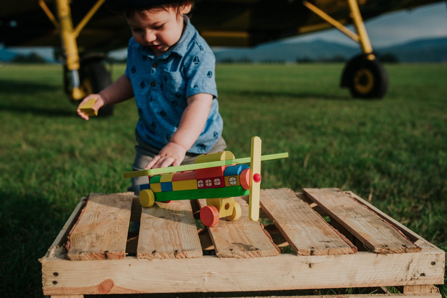 Tarnawa Toys - Vliegtuig met regenboog blokken - Playlaan