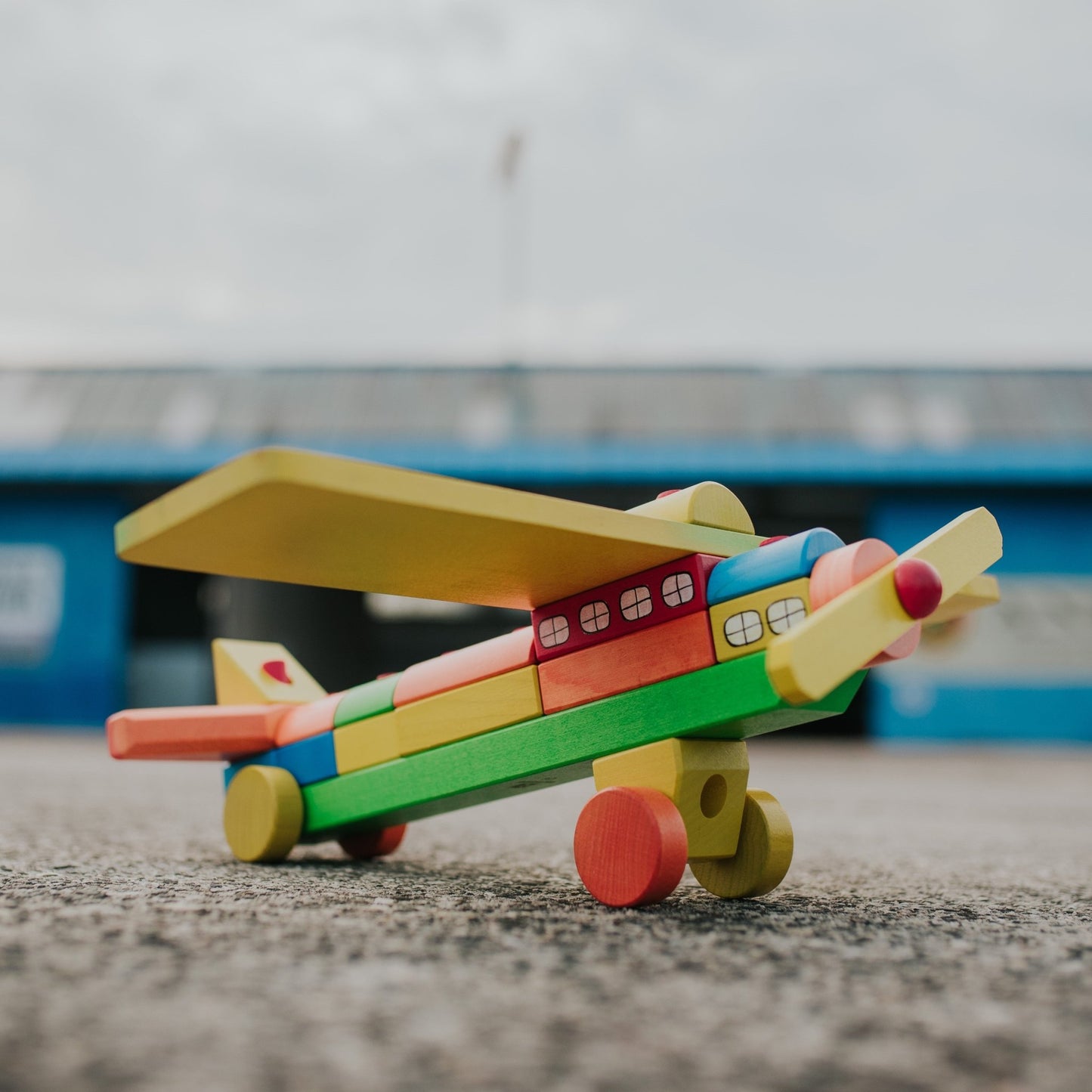 Tarnawa Toys - Vliegtuig met regenboog blokken - groot - Playlaan
